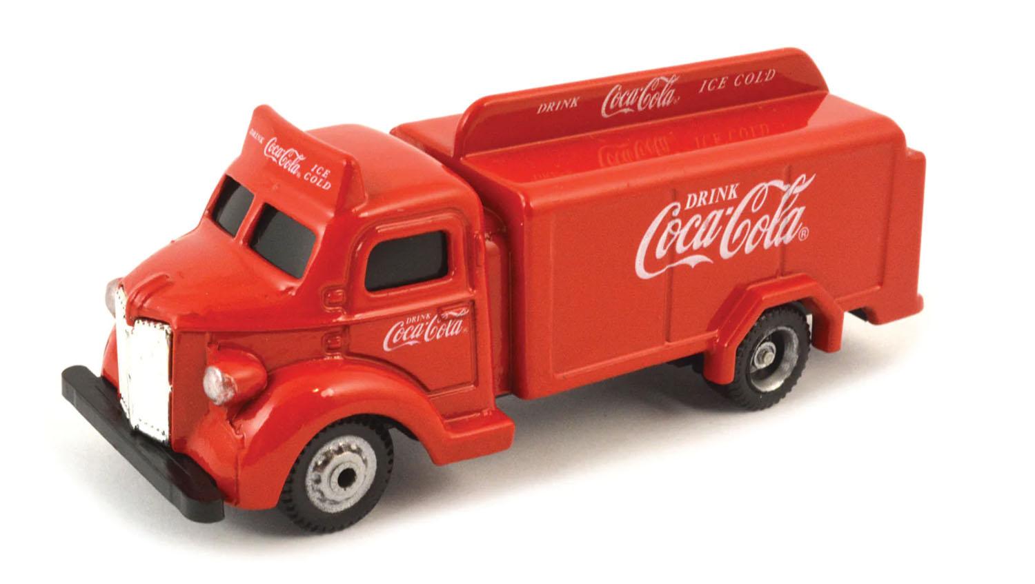 後部の荷室は扉を閉じた状態でモデル化