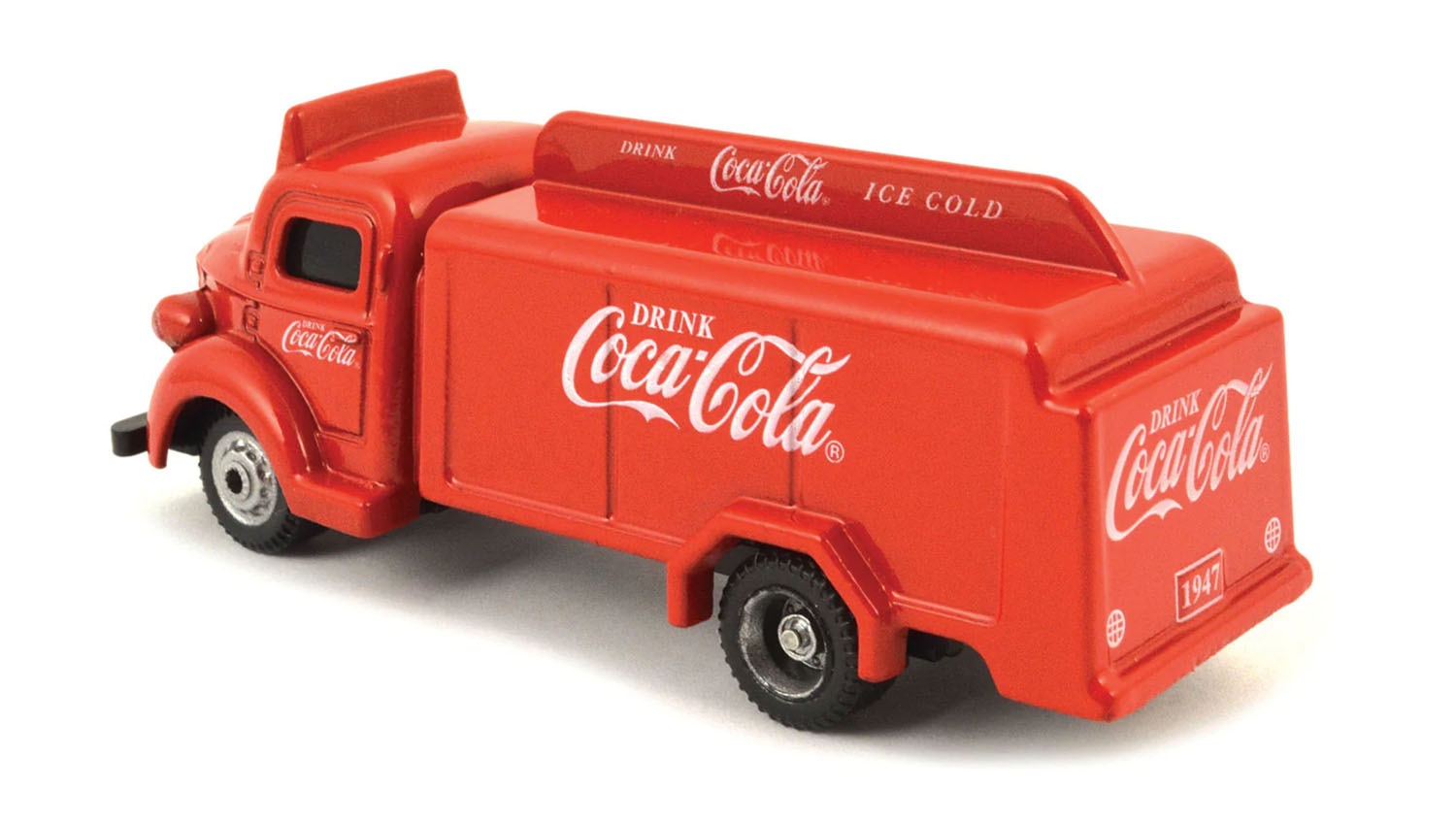 後部の荷室は扉を閉じた状態でモデル化