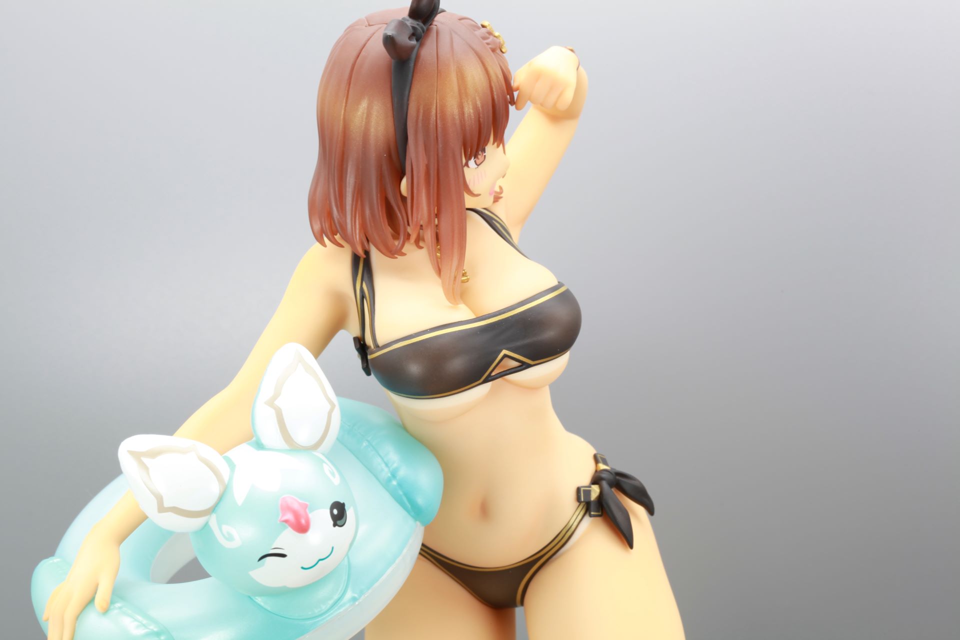 黒色の水着に金色のラインが入り高級感を感じさせる