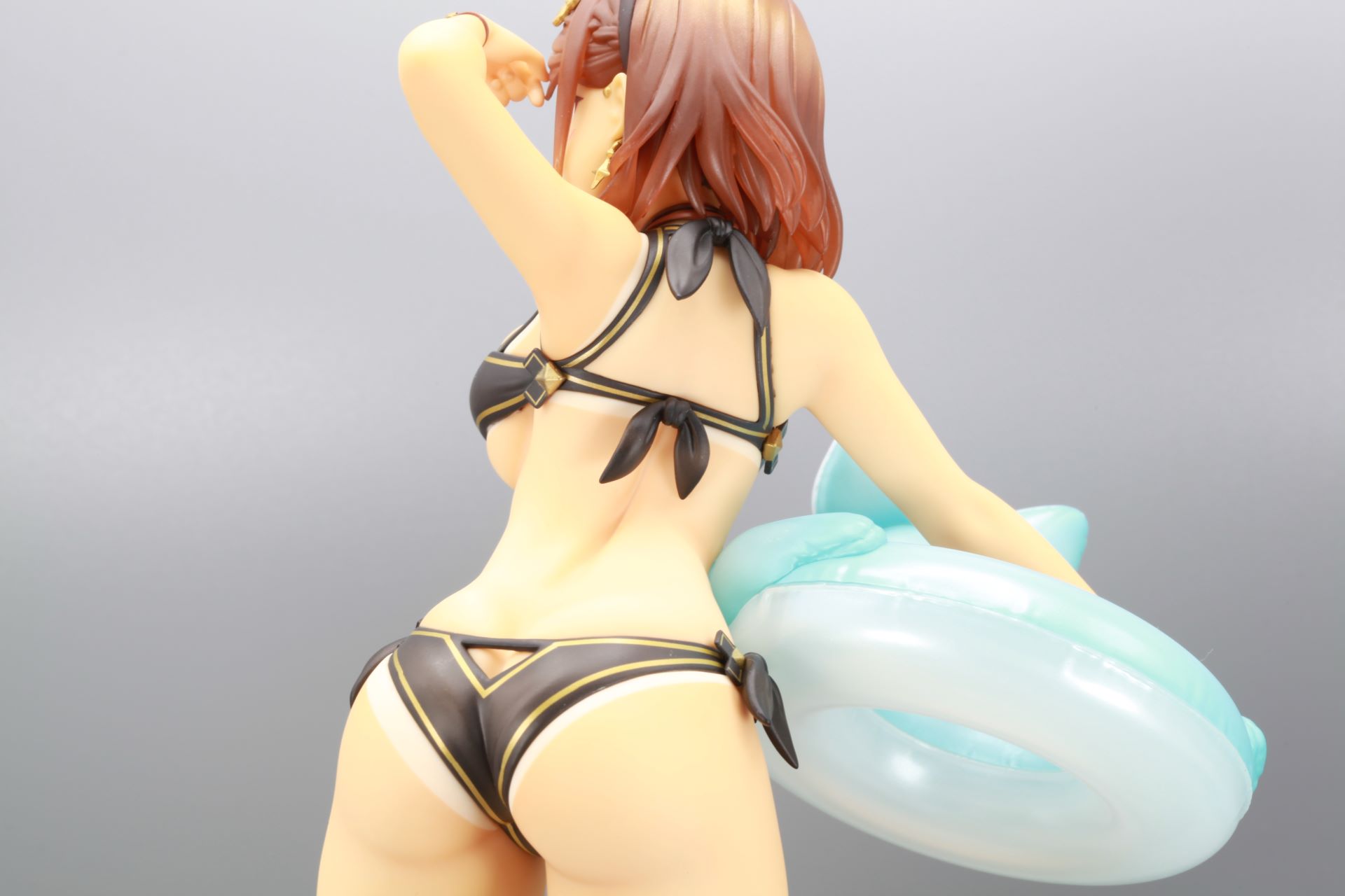 おしりや肩紐、背中の紐あたりなど、水着の際に日焼けしていない白い肌が見える