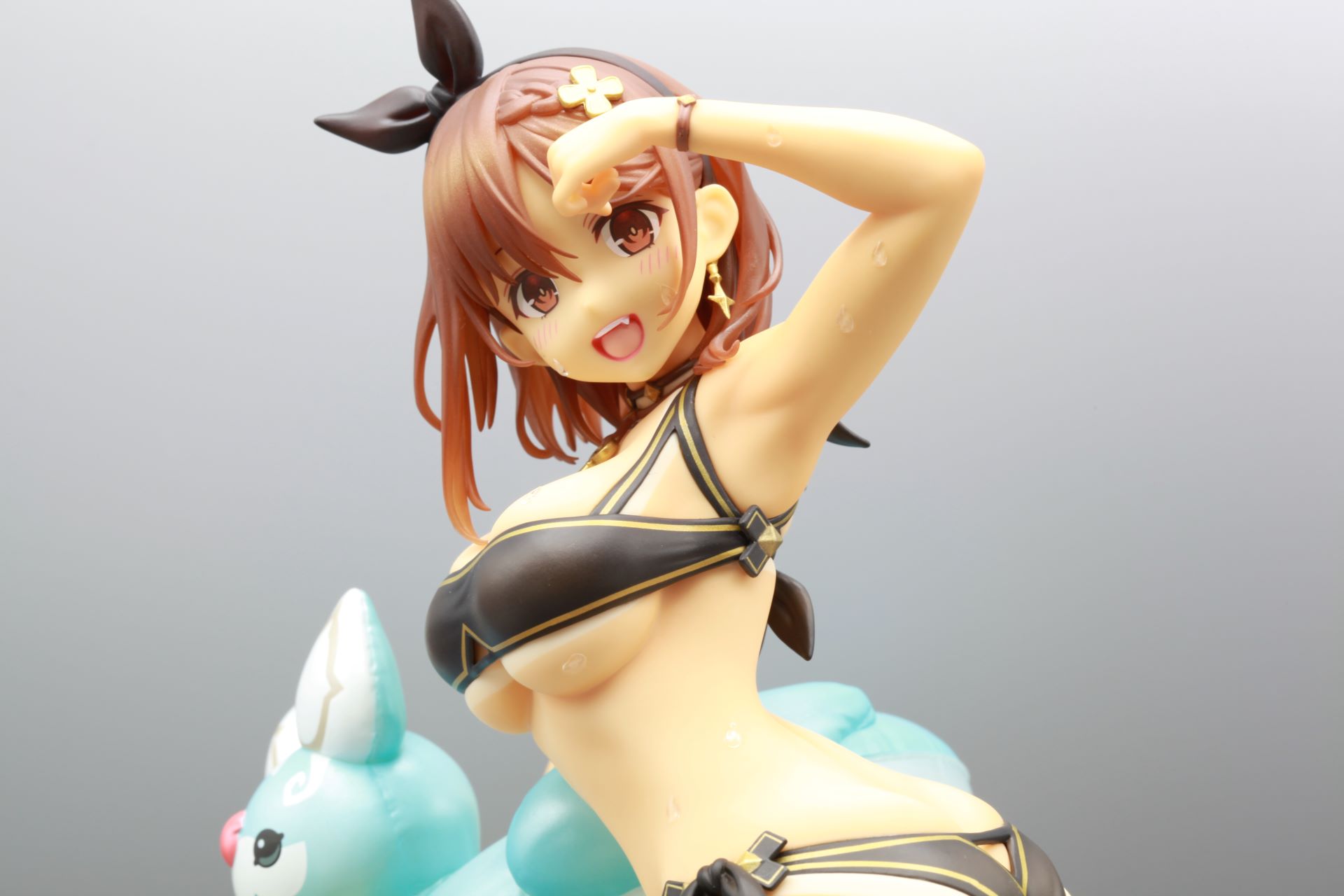 「ジュエルシール」貼り付け例：水滴の形が3種、それぞれ大きさが異なるシールが付属