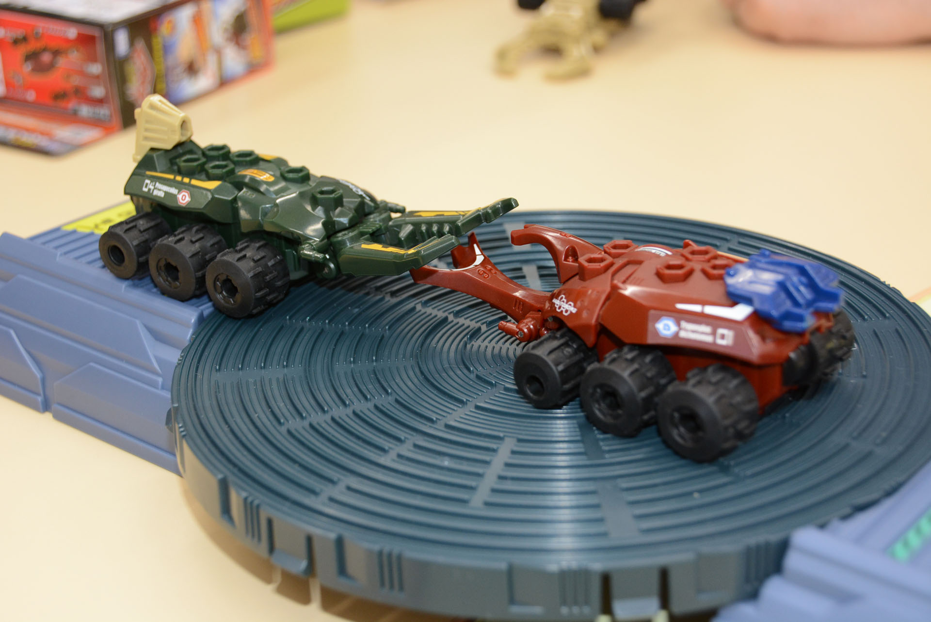 ステージ上で激しくぶつかり合う