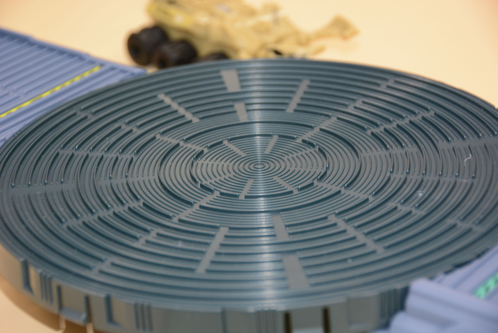 ステージ上の盛り上がりは、リアパーツやタイヤのスパイクにひっかかり、ステージ上での踏ん張りをきかせる