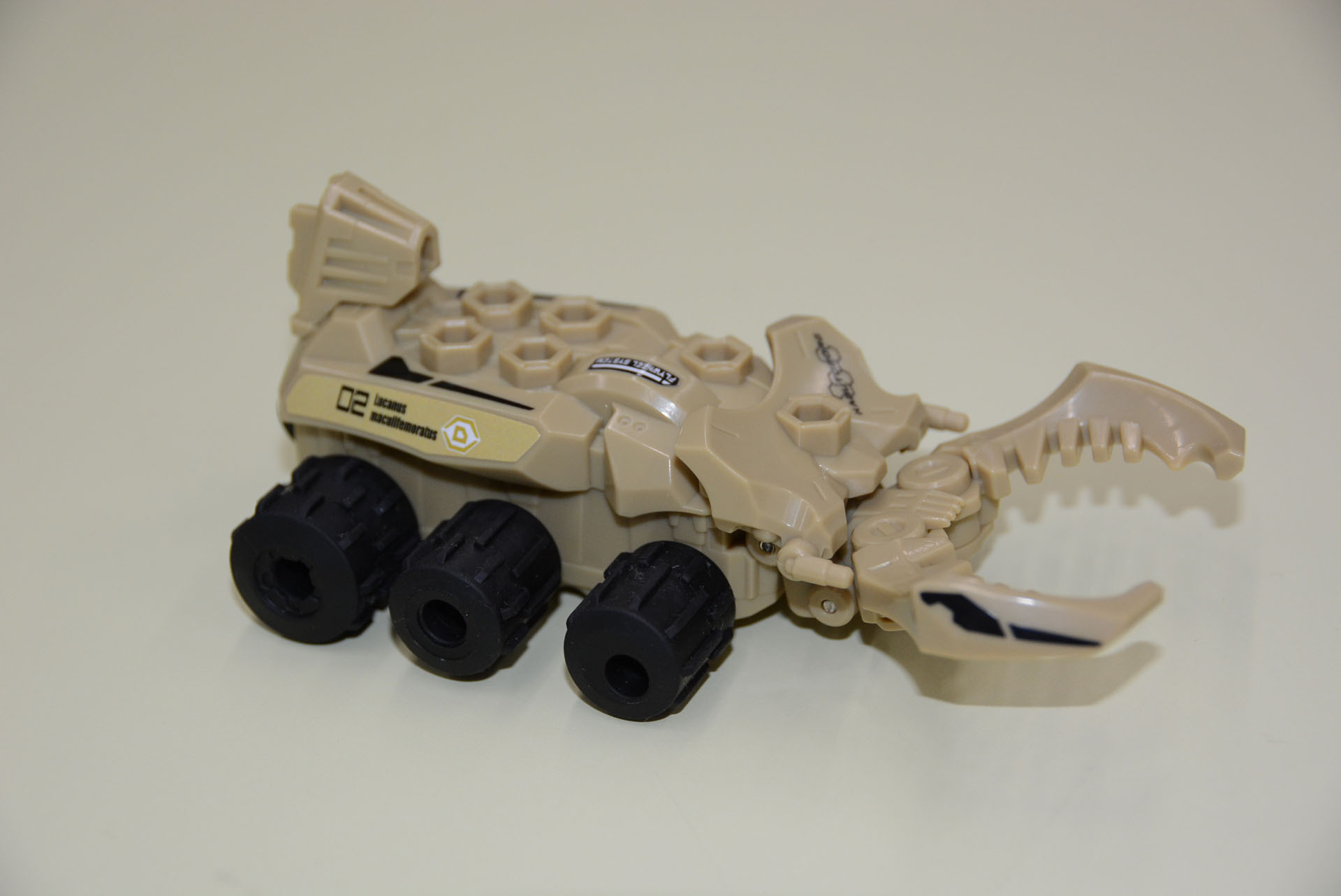 モチーフ元の昆虫の要素もきちんと取り入れ、「昆虫らしさ」を追求。写真のリアパーツは他機種とカスマイズしている