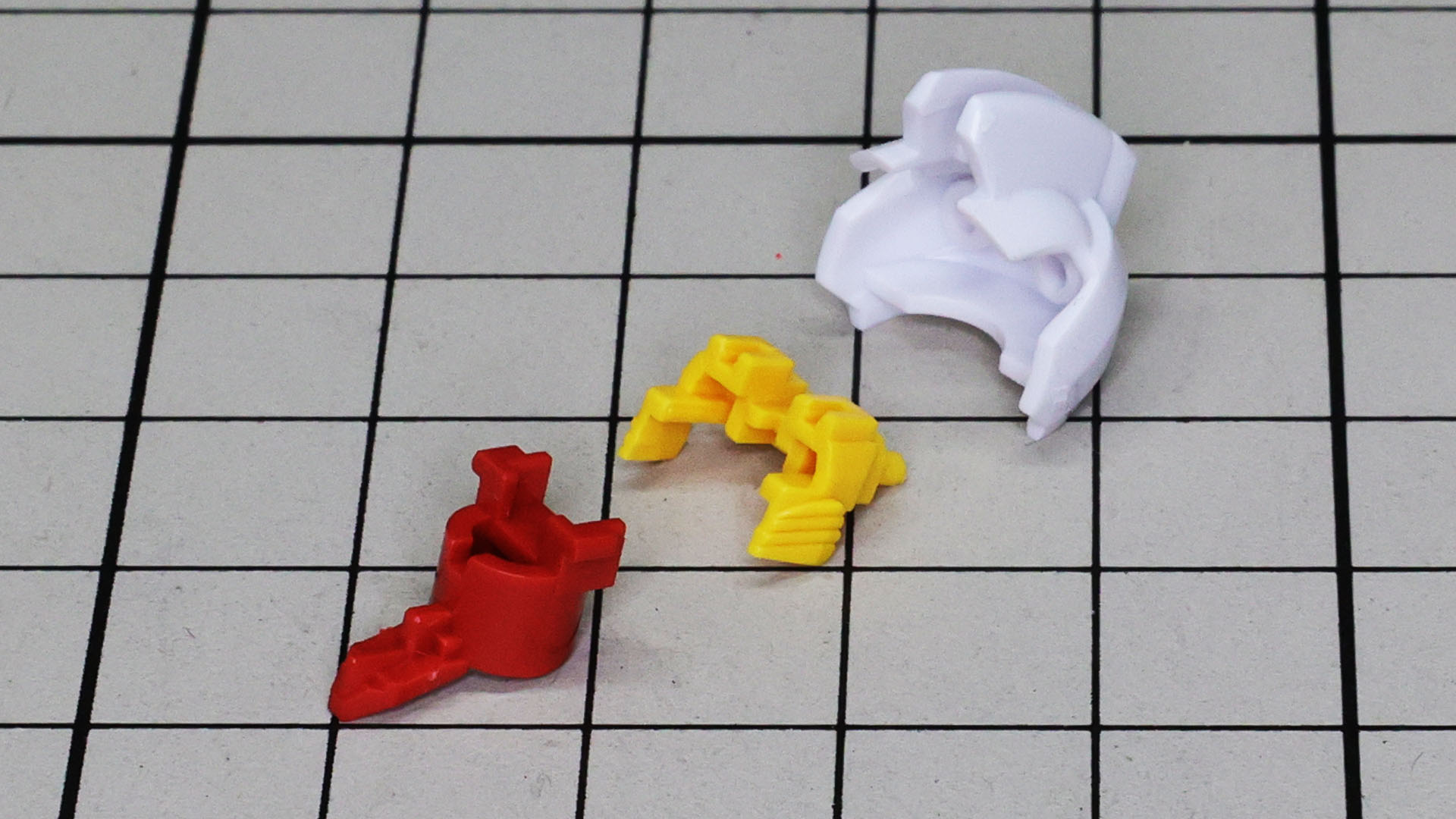 黄色のディテールパーツと赤いアゴを組み込み……