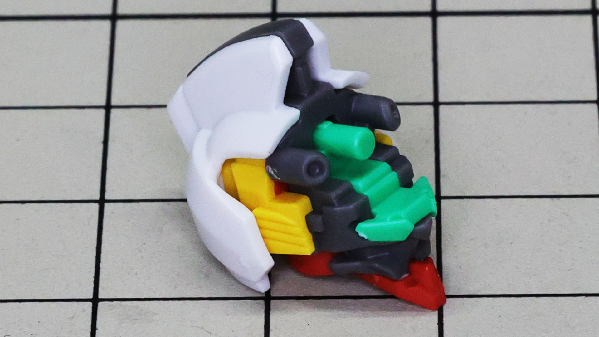 ツインアイにシールを貼ります