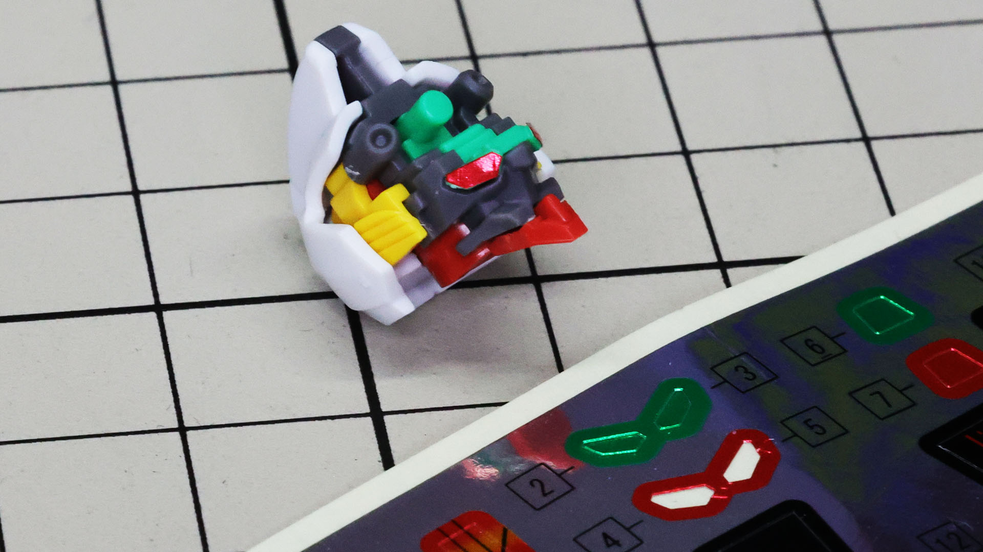 ツインアイにシールを貼ります