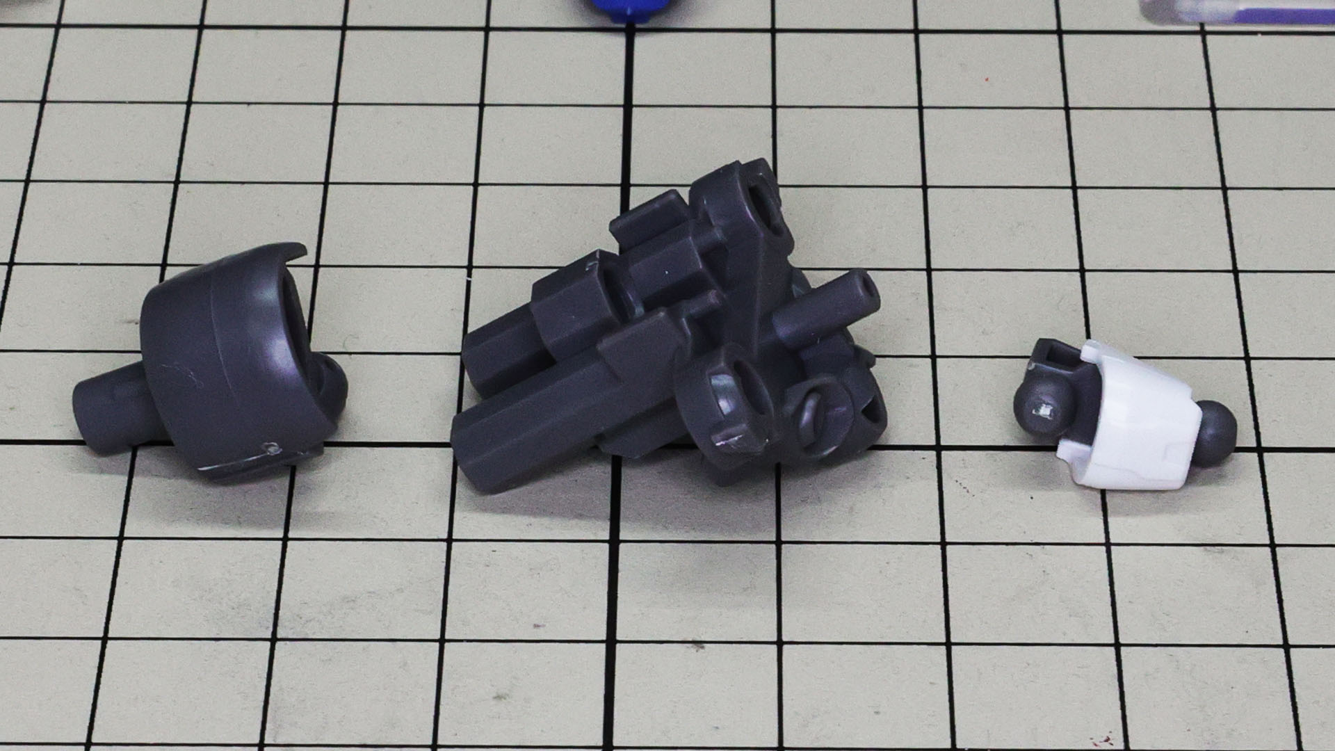 ボディのコアに腹部と首部を組付けます