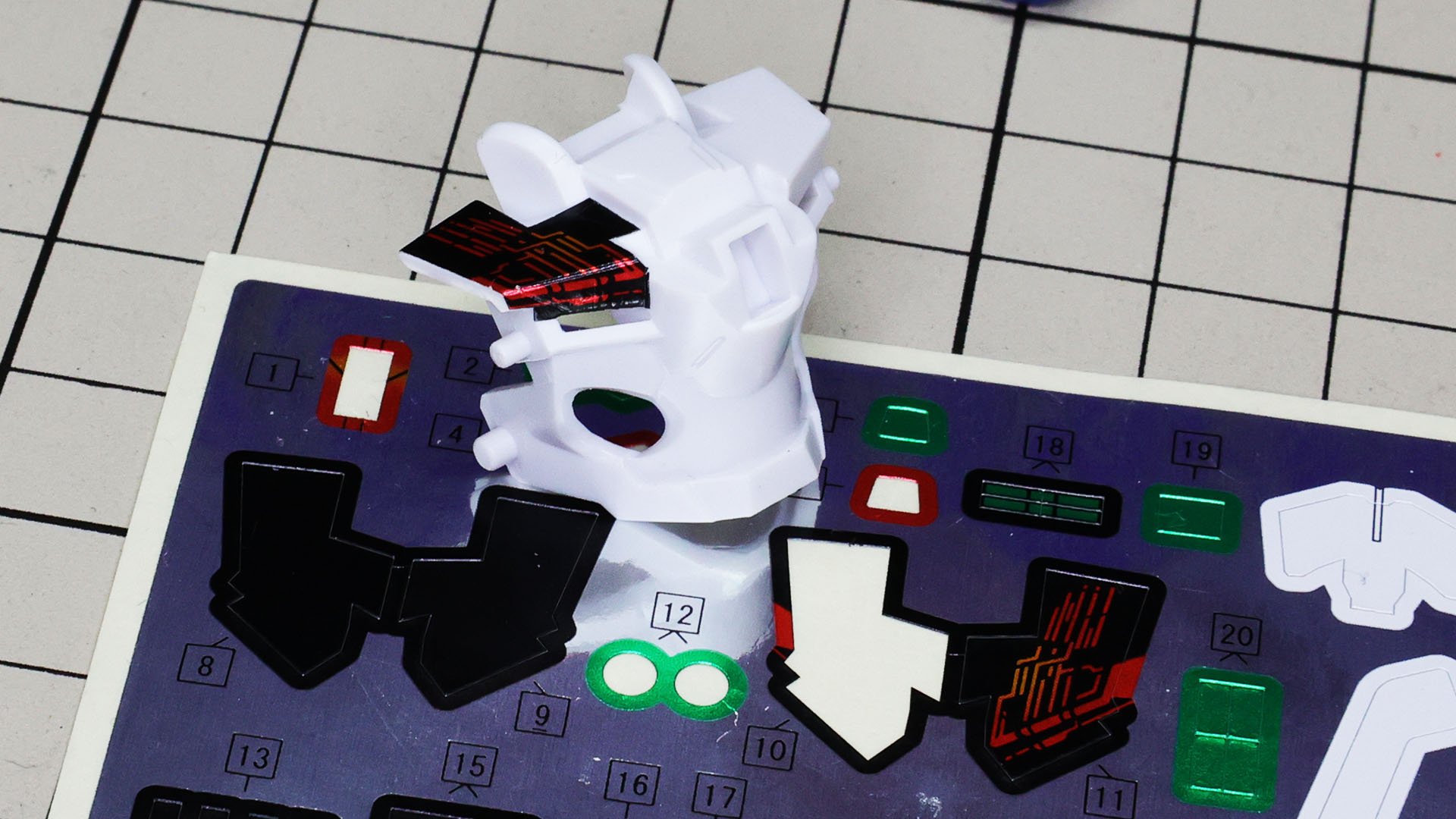 HGエアリアルではクリアーパーツ裏にシェルユニットのシールを貼りこむ仕様でしたが、改修型ではボディ側に貼ります