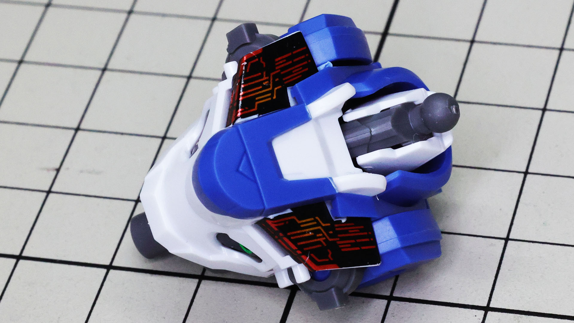 青い装甲を組付けていきます