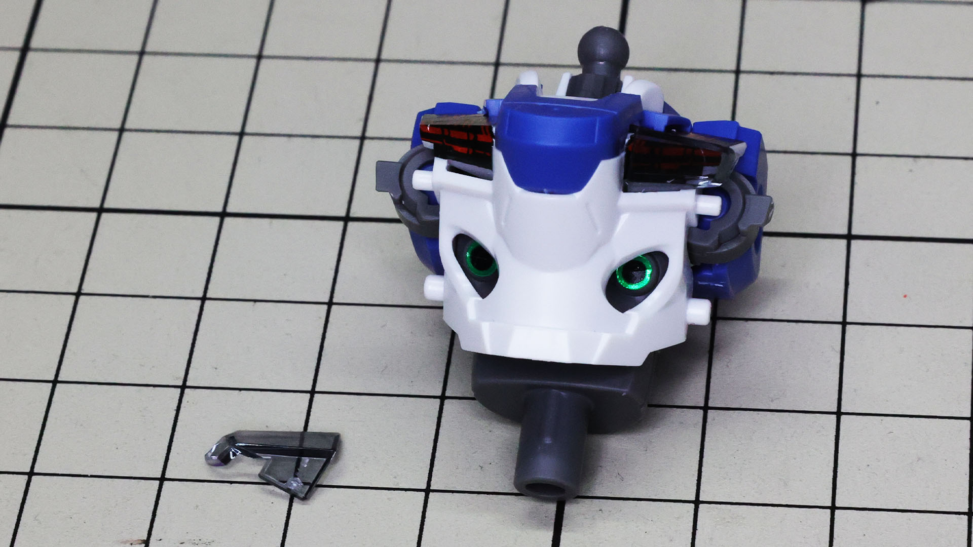 クリアーパーツのシェルユニットカバーを組付けます