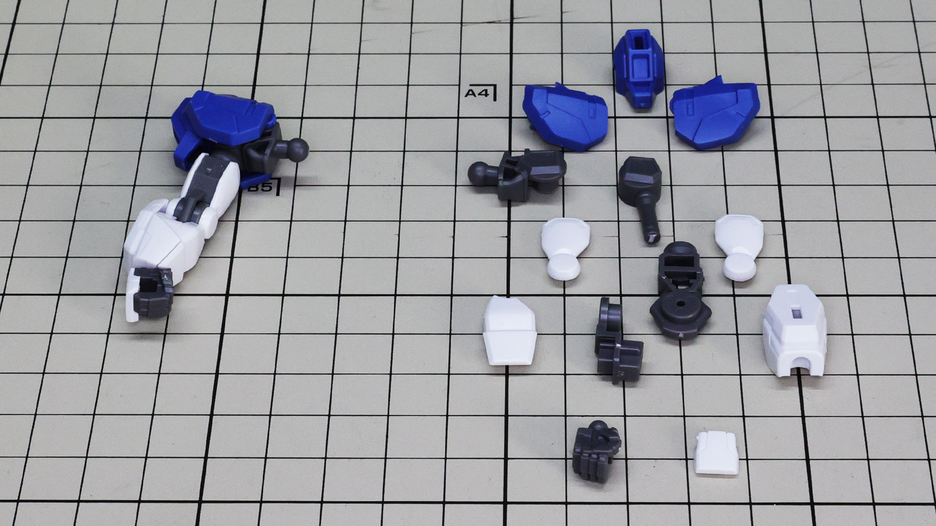 軸となる簡易フレームを肘の回転軸で接続、両側から装甲を組付けるだけ