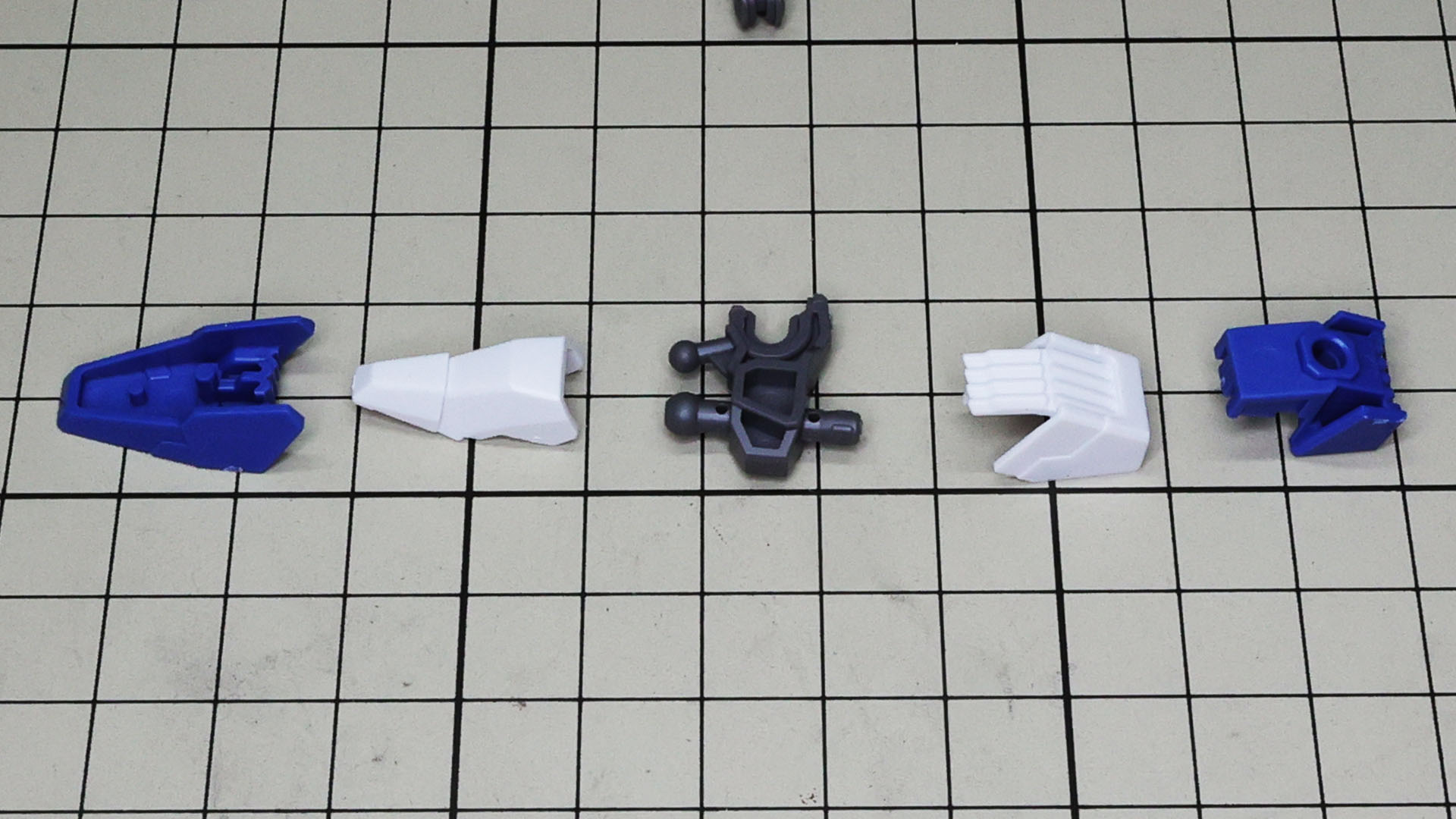 改修型で青くなったソールは中央基部前後にボールジョイントで接続、接地性が段違いによくなります