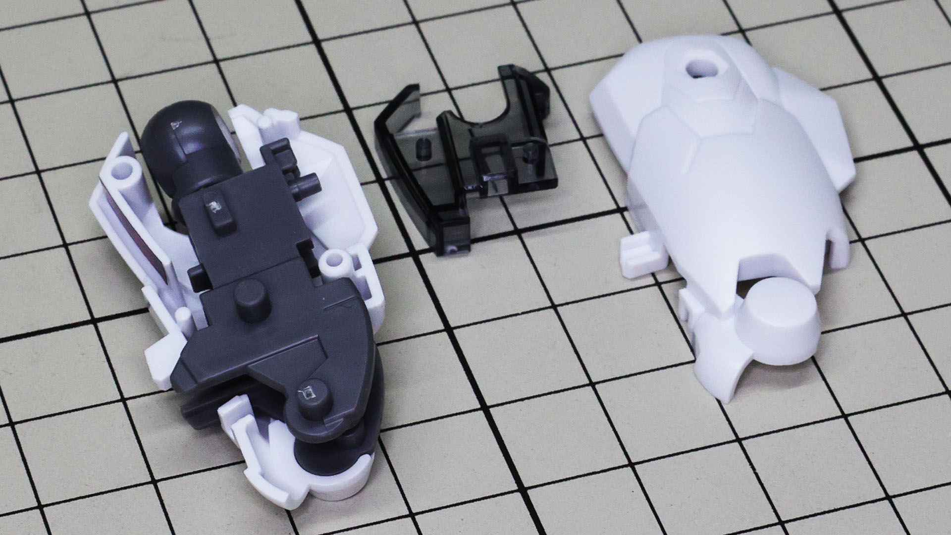 フレームを組み込んでクリアーパーツでカバーすれば……