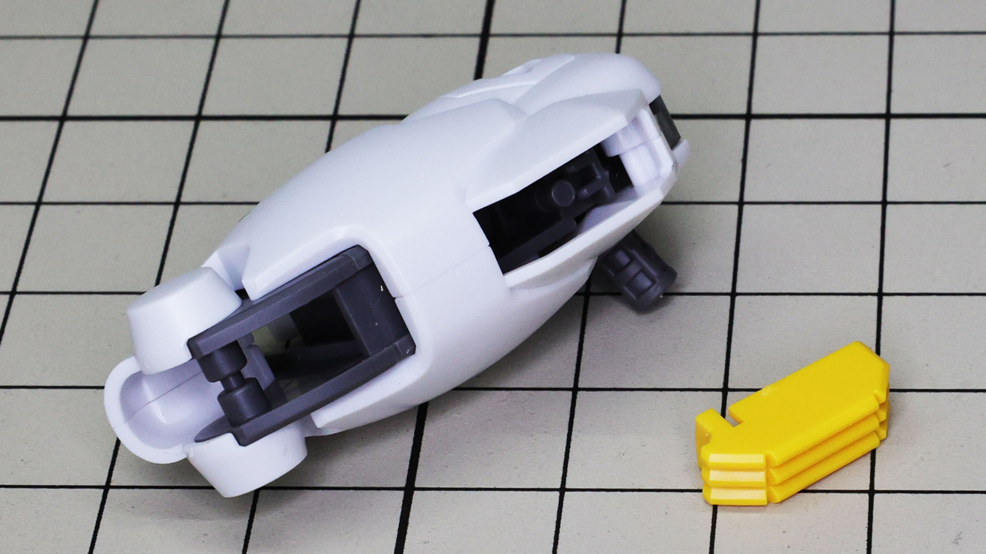 推進機と思われる黄色のスリット状パーツでアクセントになります