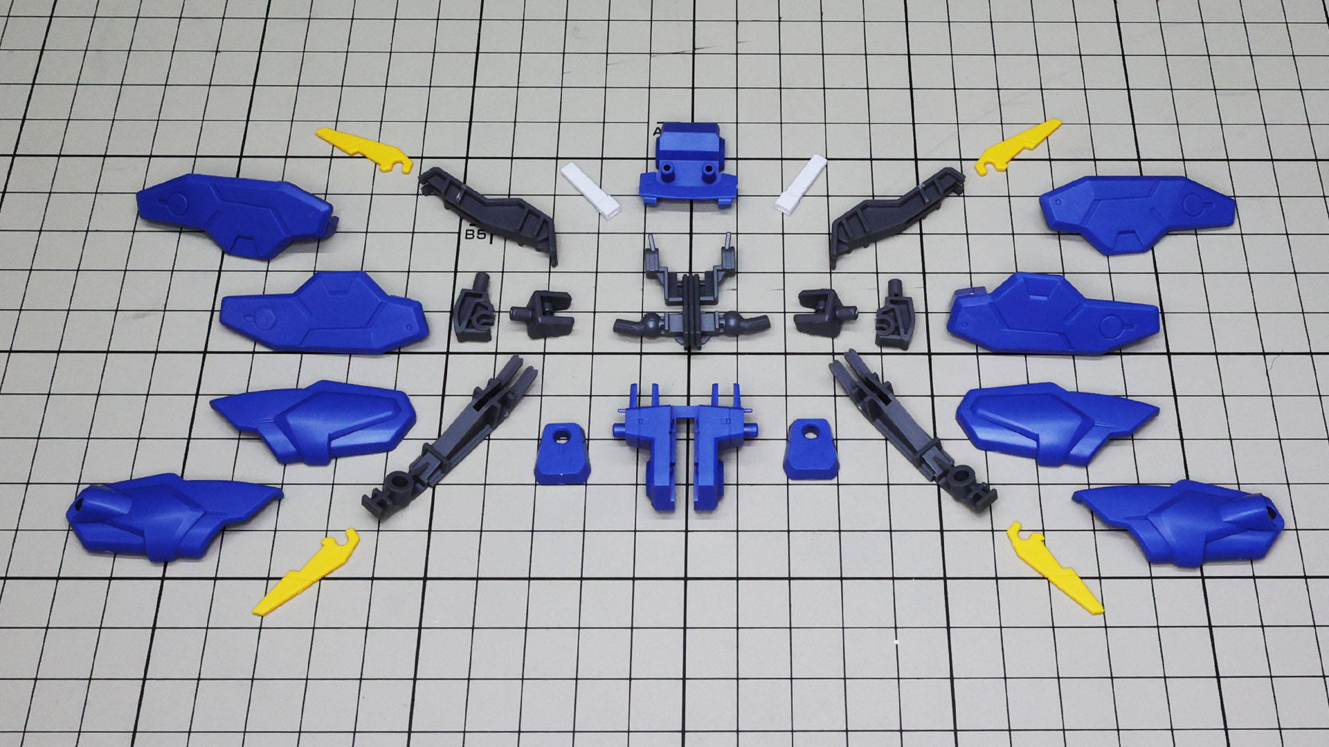 デザインから大きなイメージだったバックパックはそれなりに多いパーツで構成されます