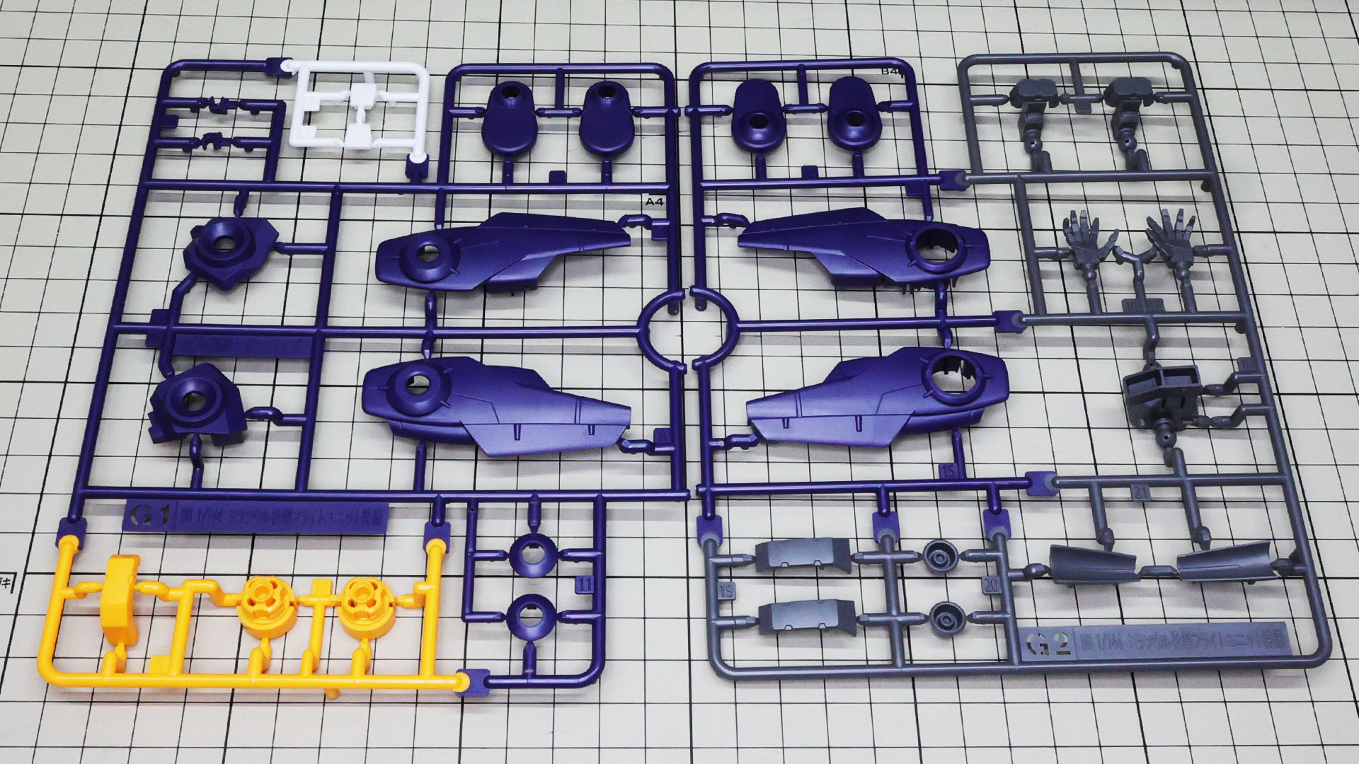 二つ折りになったランナー。他に組立説明書とシールが付属します