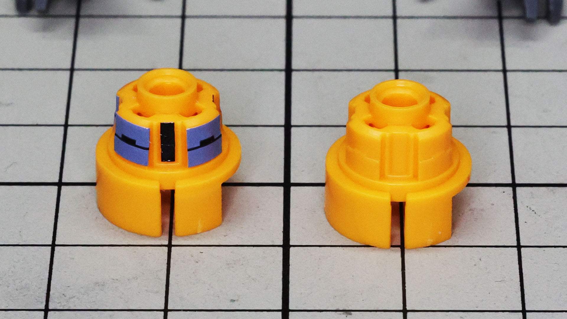 黄色いパーツにはシールでディテールを追加します