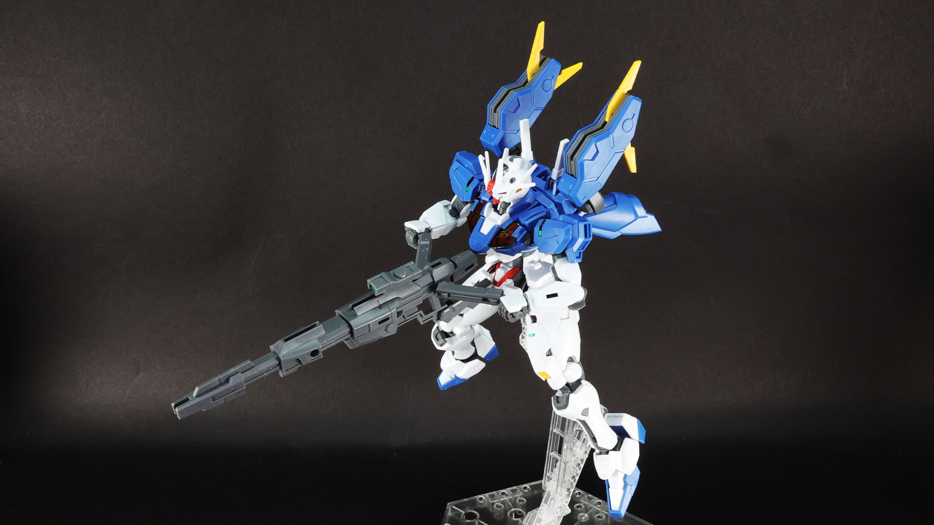 ビームライフルは差し替えで両手持ちモードへ変形！