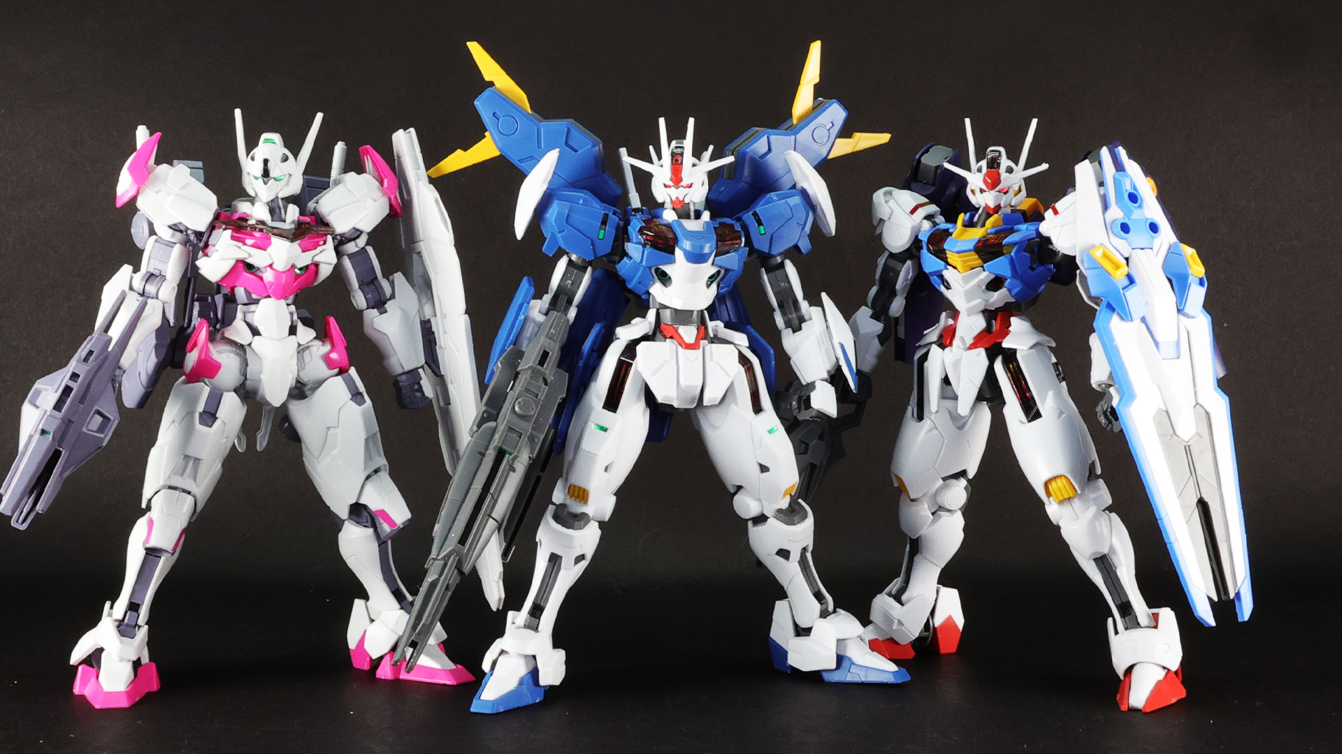 左：ガンダムルブリス、中央：ガンダムエアリアル改修型、右：ガンダムエアリアル（フライトユニット装備）