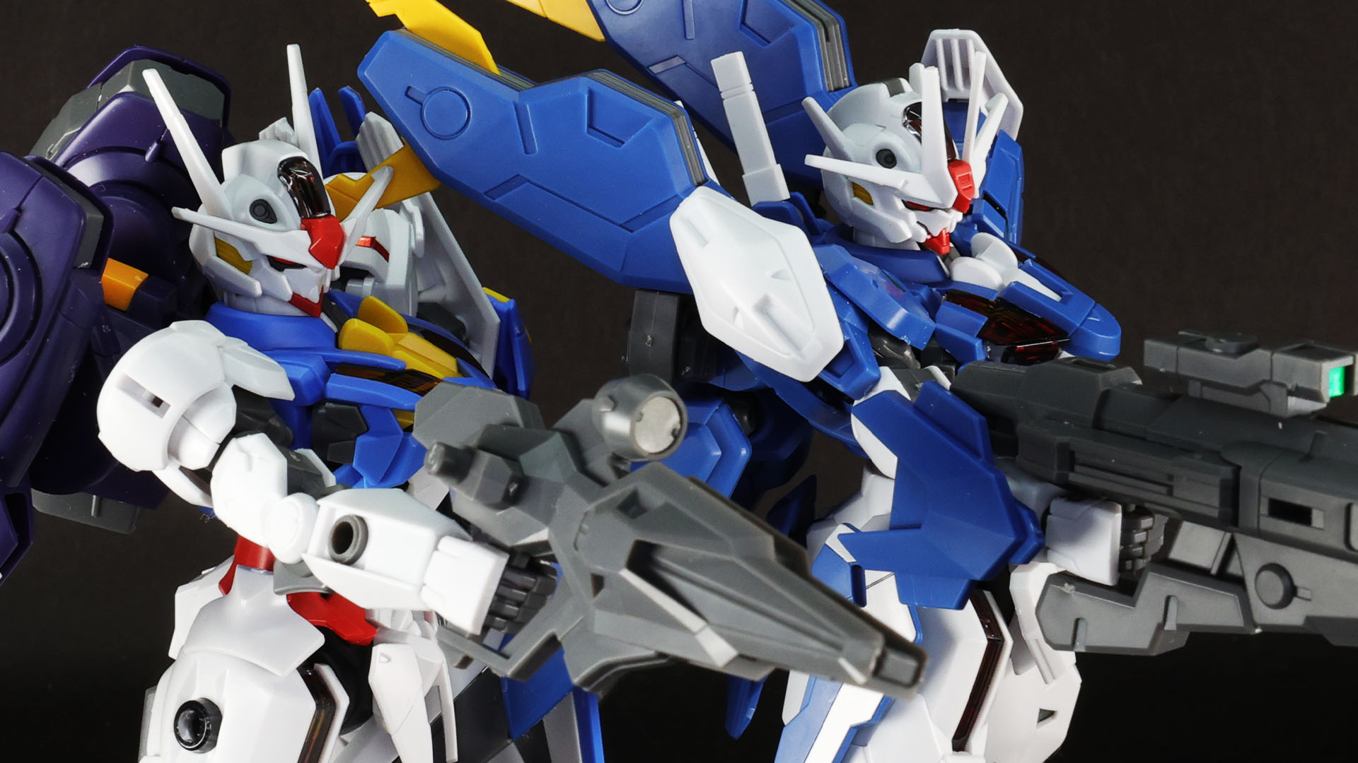 左：初期型、右：改修型。脚部の要素はほぼ同じですが、デザインとバランスが絶妙に違います