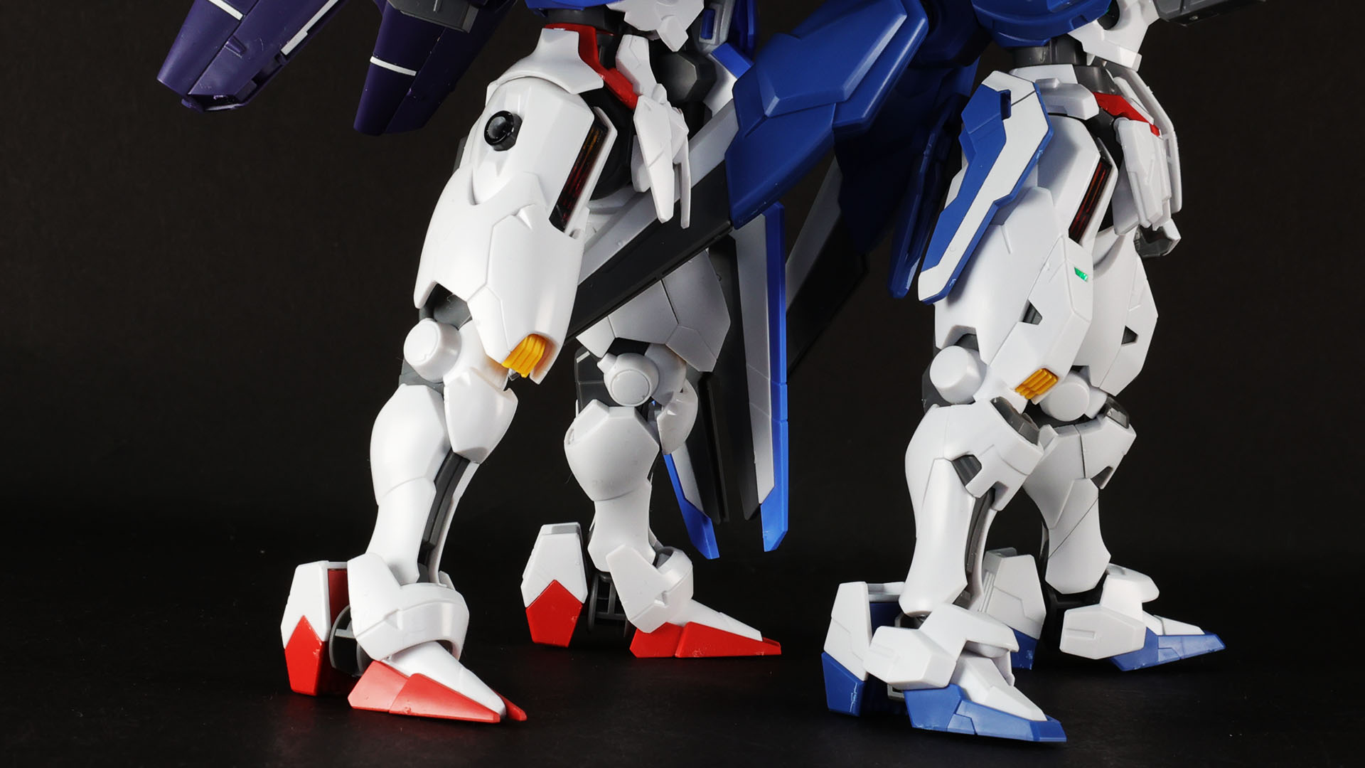 左：初期型、右：改修型。脚部の要素はほぼ同じですが、デザインとバランスが絶妙に違います