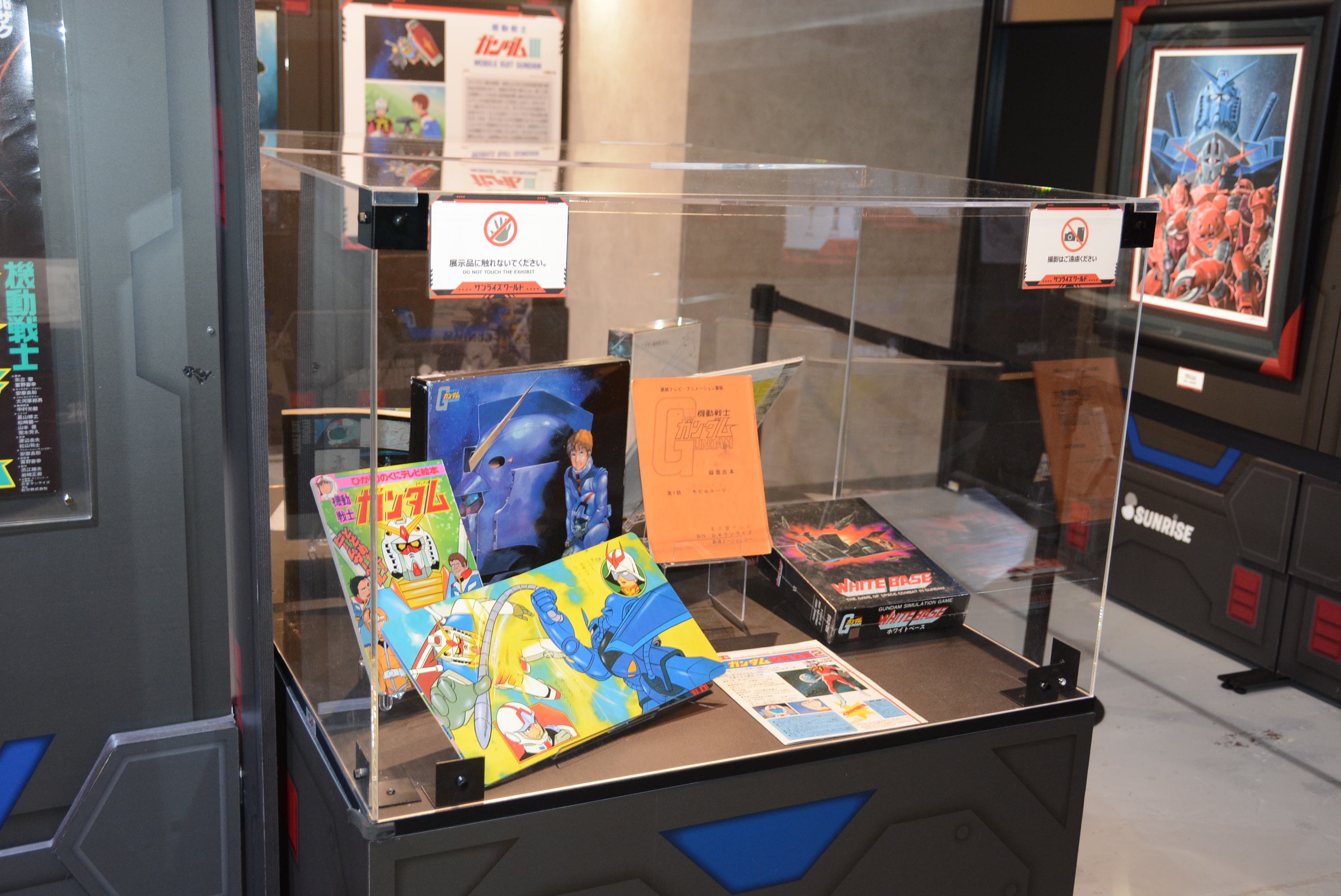15の作品のセル画や資料を展示。台本や当時のグッズも