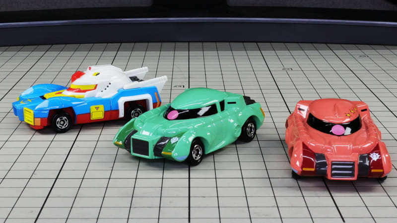 ガンダムの胸部ダクト、ザクの口がラジエーターグリル的でおもしろい