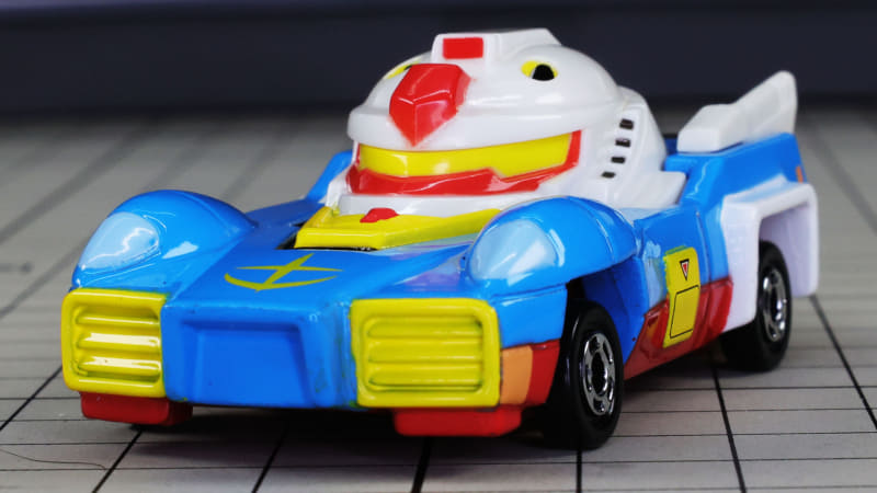 ガンダムボディの要素が感じられるフロント。中央には地球連邦軍のマークをプリント