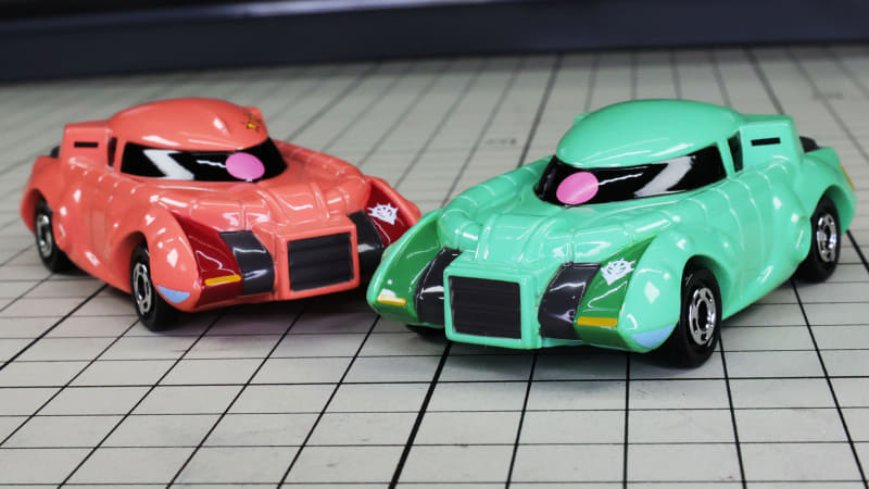 フロントにはジオンのエンブレムをプリント