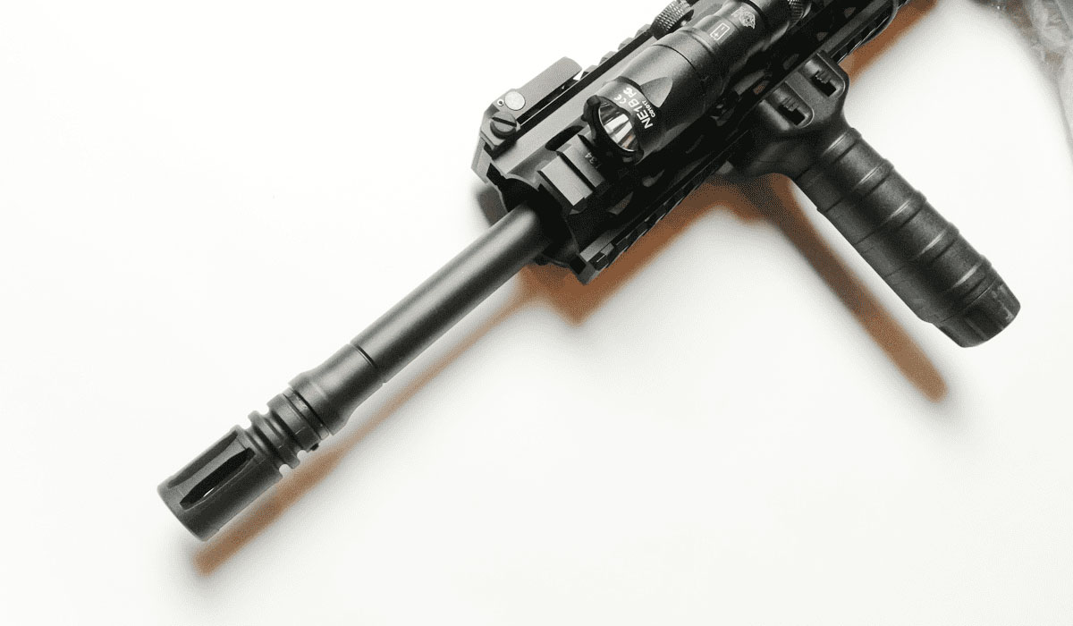 写真のドットサイト、フォアグリップ、フラッシュライトは商品には付属しない