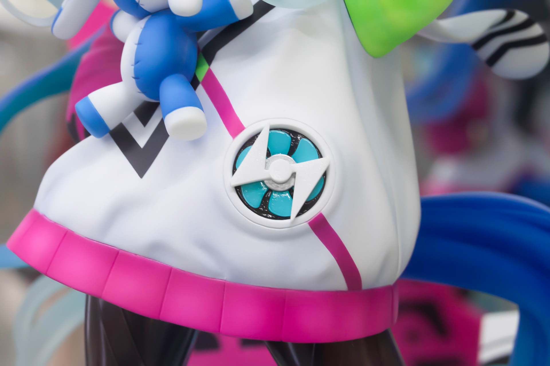 勝負服に取り付けられたファンも再現されている