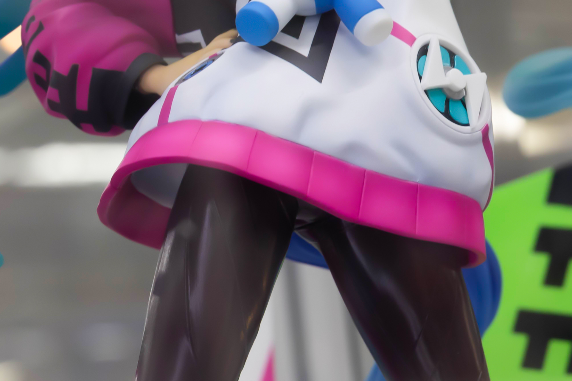 勝負服の上着部分の下からは、スラリと伸びた脚が