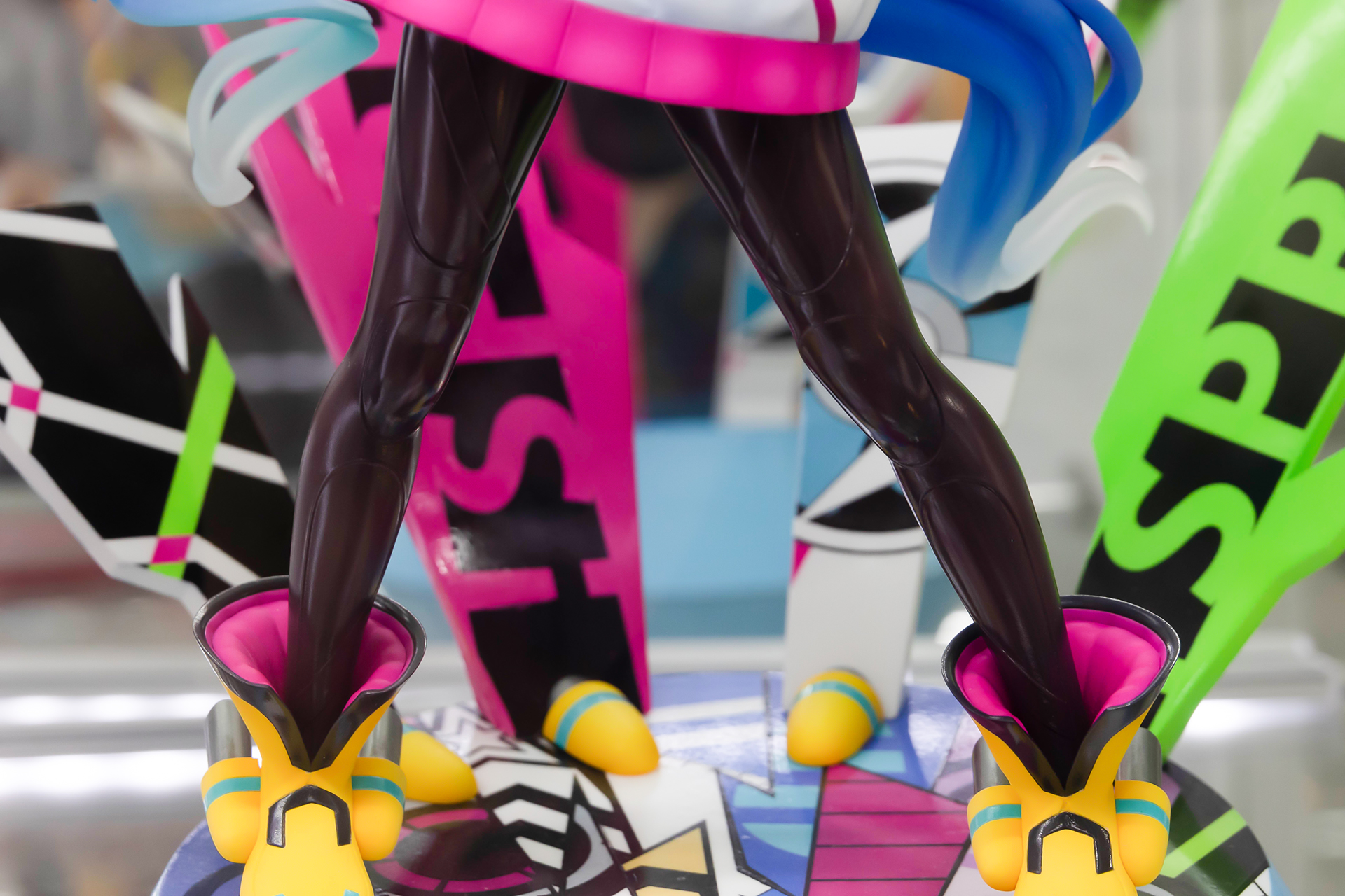 脚には、ぴっちりとした黒いタイツのようなものを履いているようだ