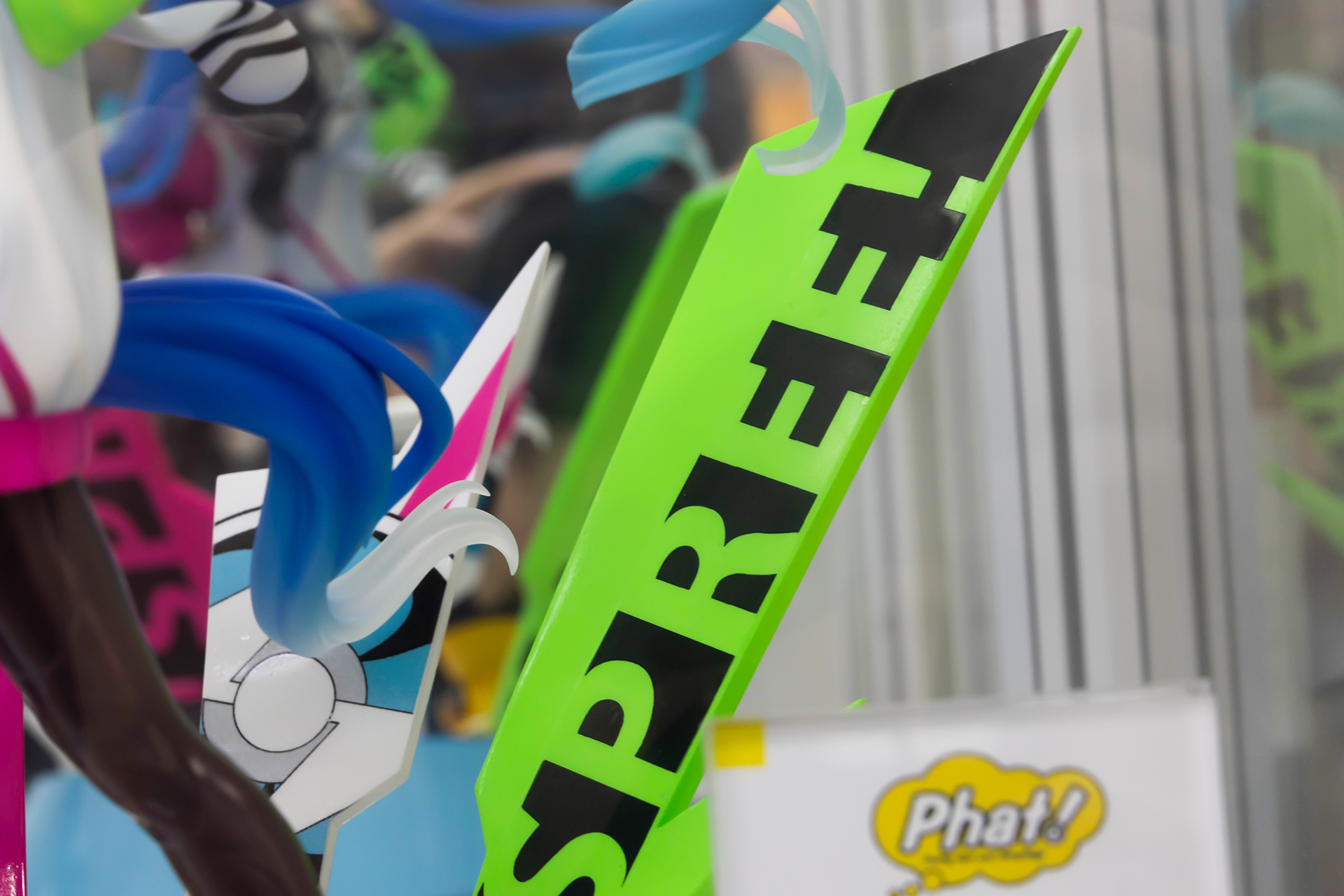 台座部分に取り付けられたパーツも、かない派手目である