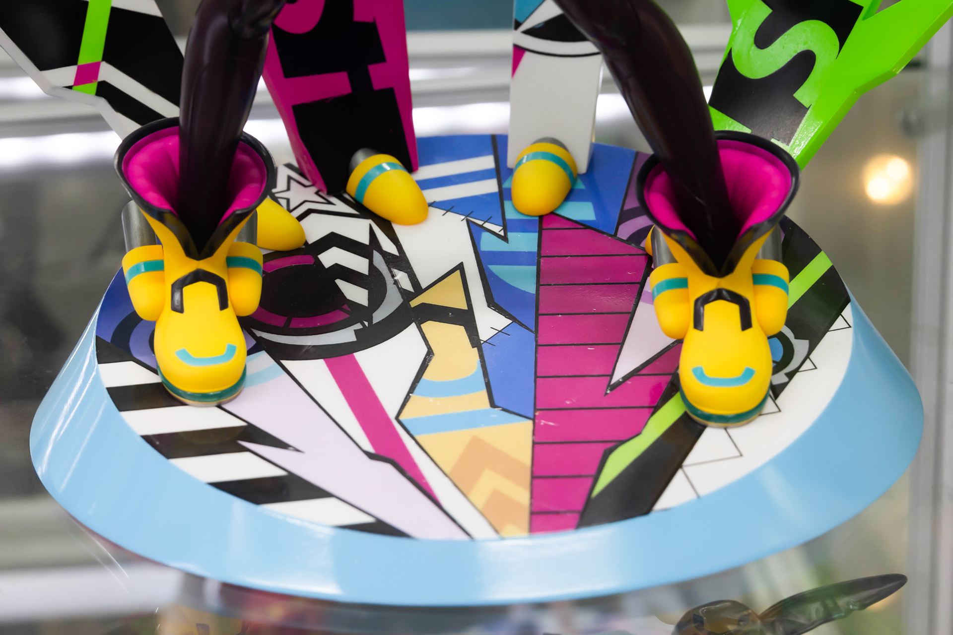 フィギュア本体に負けないぐらいに凝った作りになっている台座部分