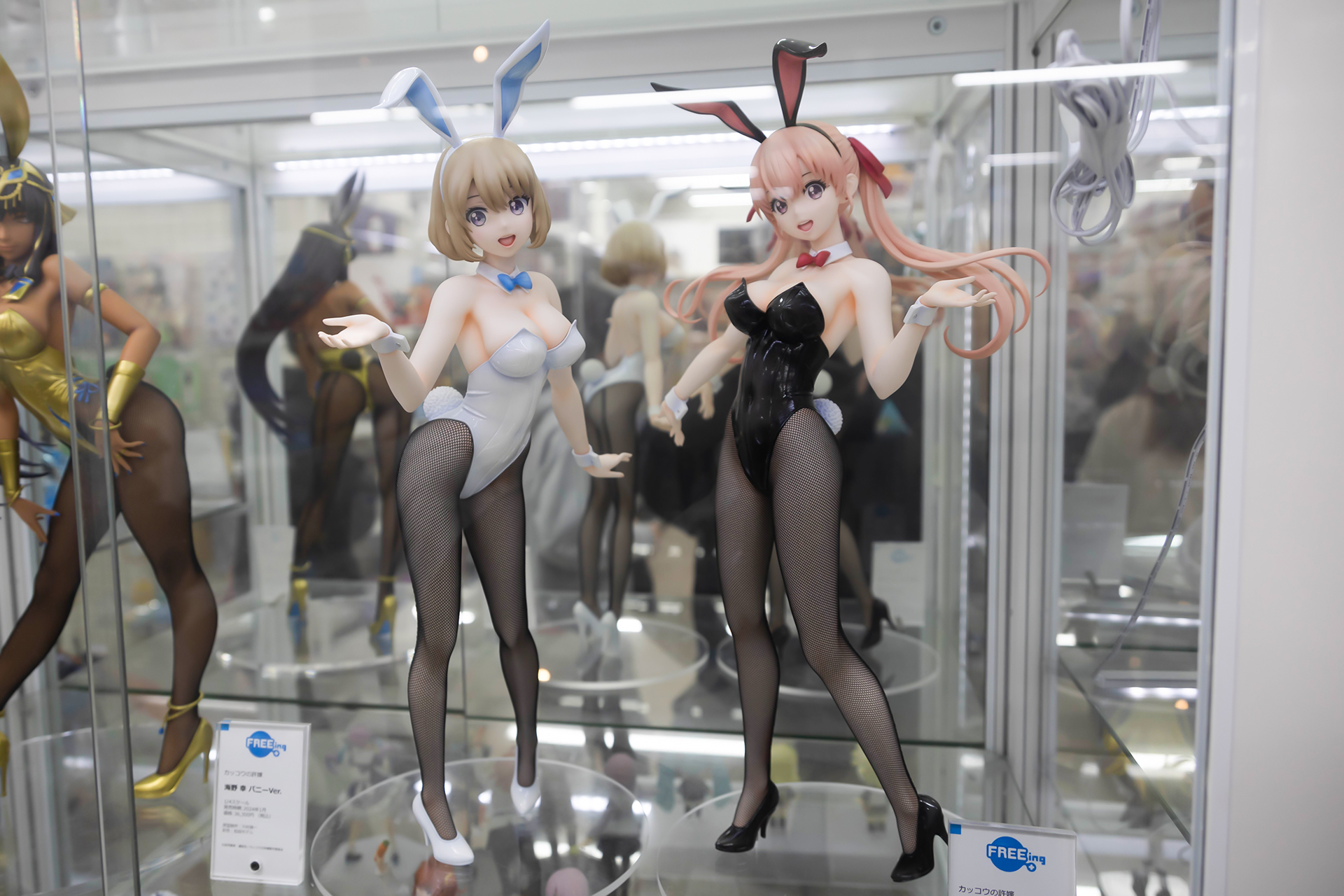 写真左から、「海野 幸 バニーVer.」と「天野エリカ バニーVer.」。目の前で見ると、かなりの迫力だ