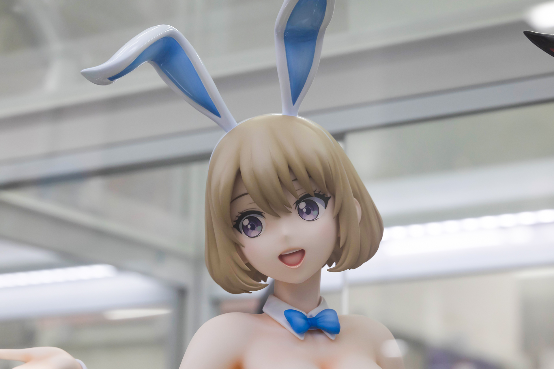 白いバニーの衣装に、青いリボンを身に付けた海野幸