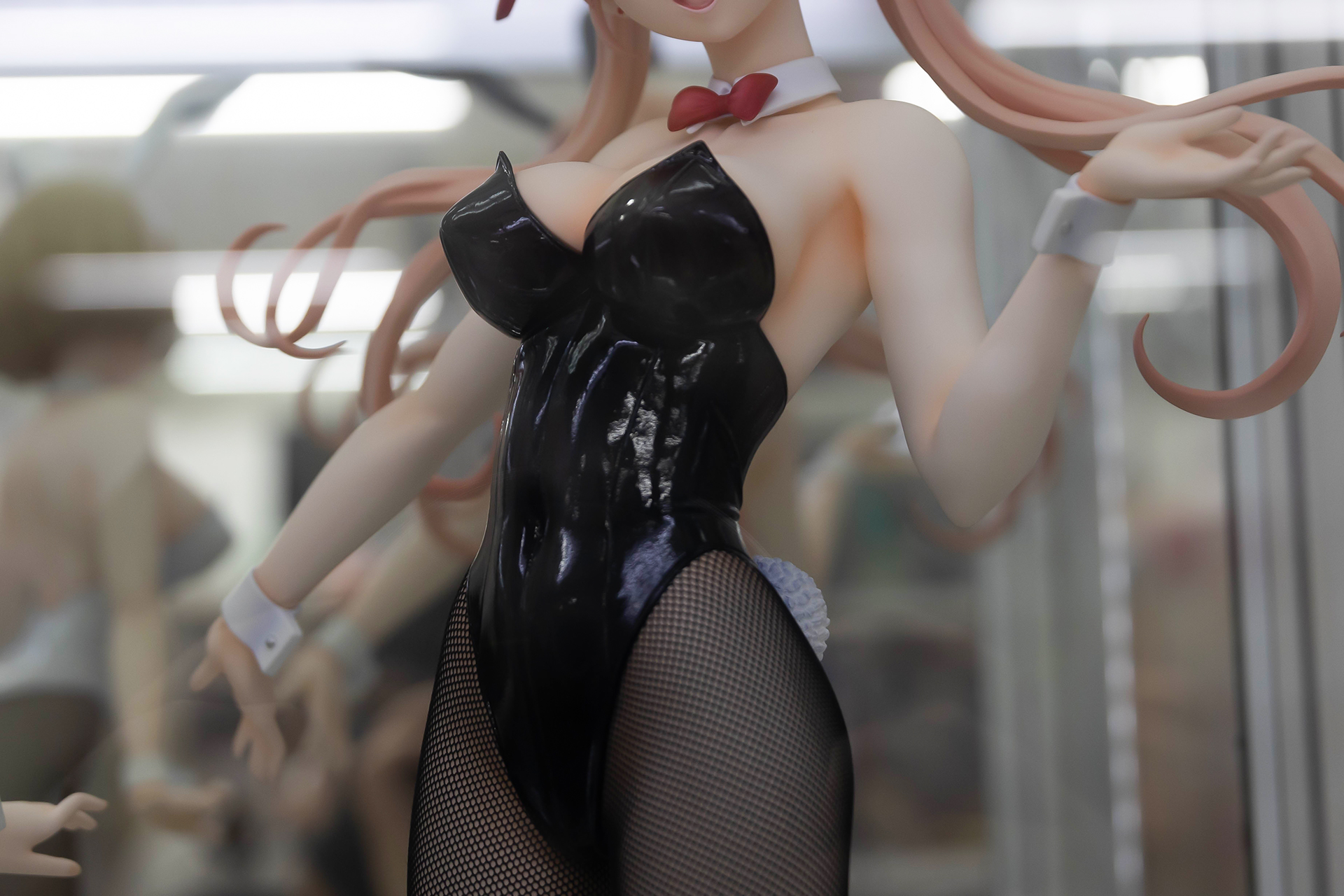 黒光りしたバニーの衣装は、ボディラインがかなり出ているぴっちりとしたものになっている