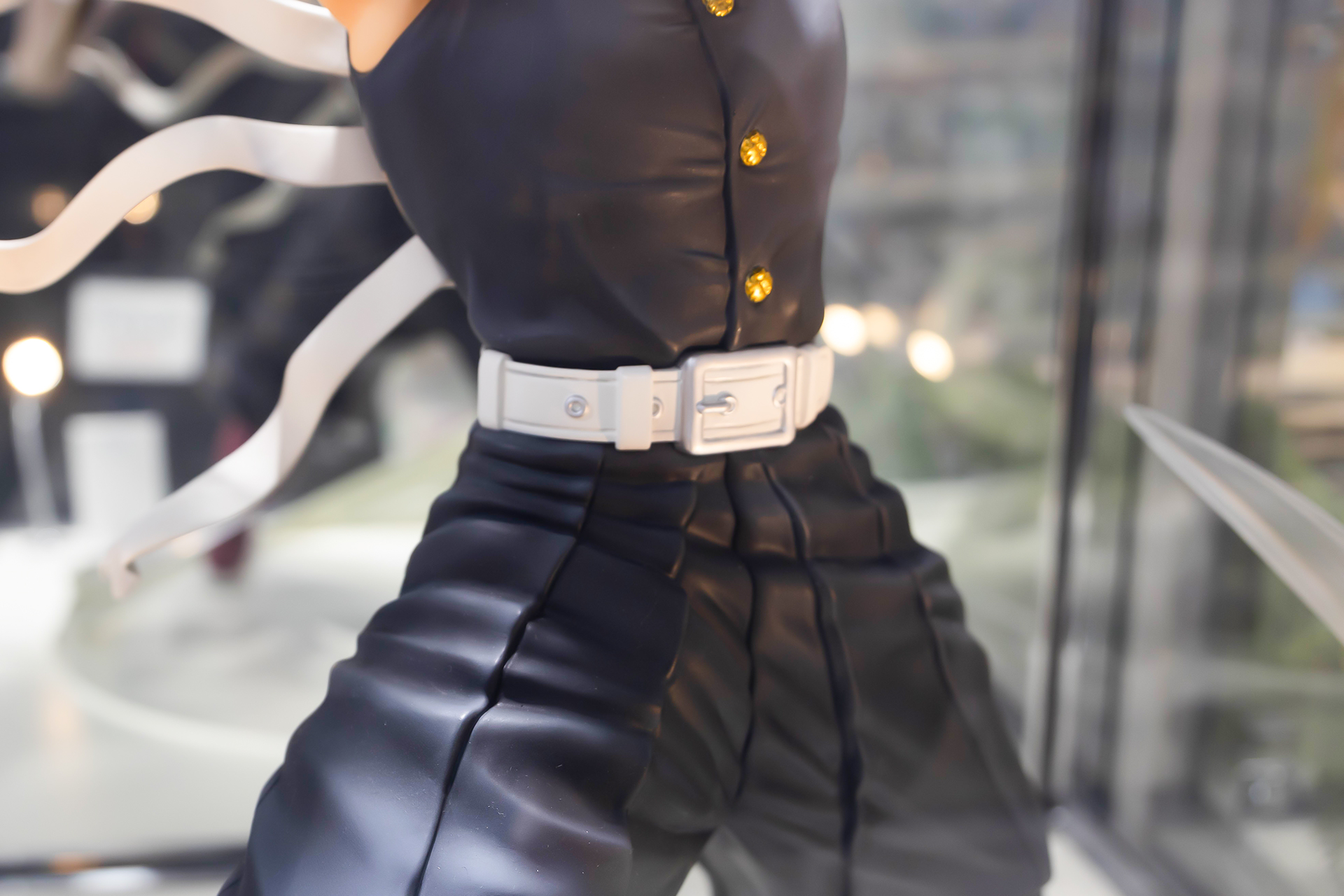 隊服は一見シンプルだが、複雑なシワまでしっかりと再現されている