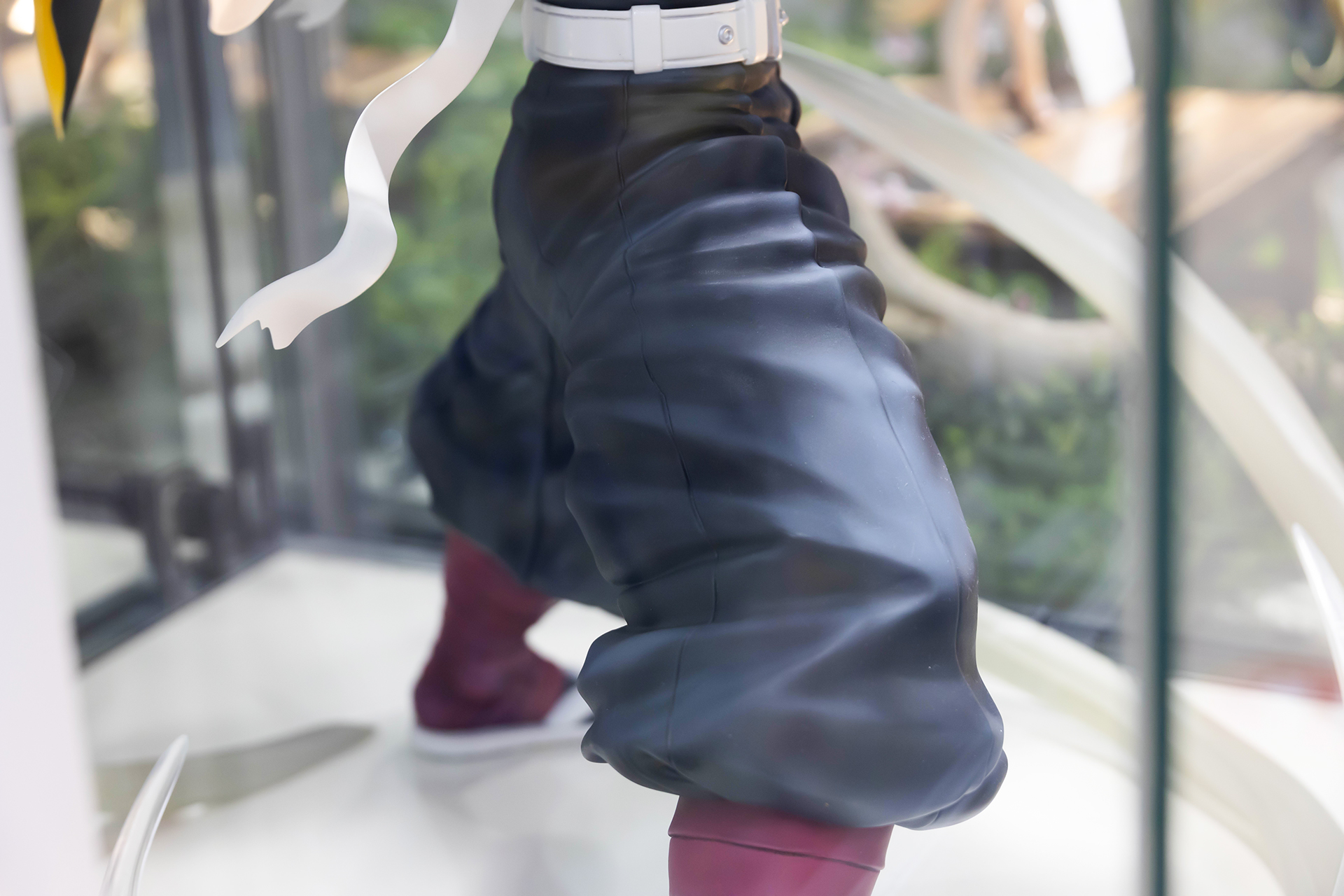 こちらは隊服のズボン部分。折り目や布が膨らんだような感じなど、作り込まれている感じだ