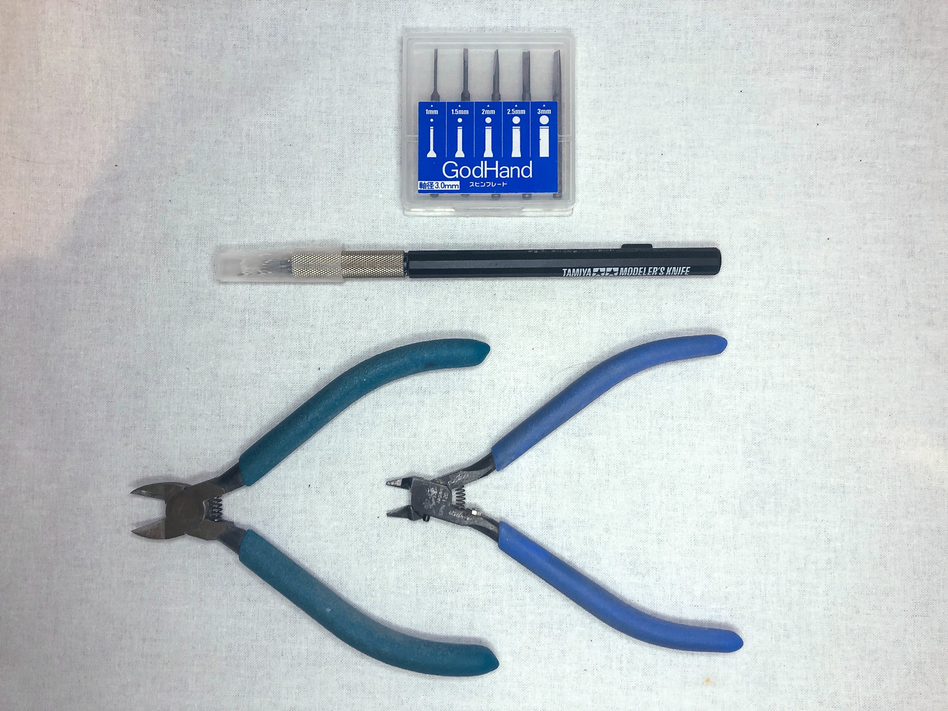 パーツの加工に使用したツール類。ニッパーやナイフだけでなく小型の彫刻刀であるゴッドハンドの「スピンブレード」を使用していきます。