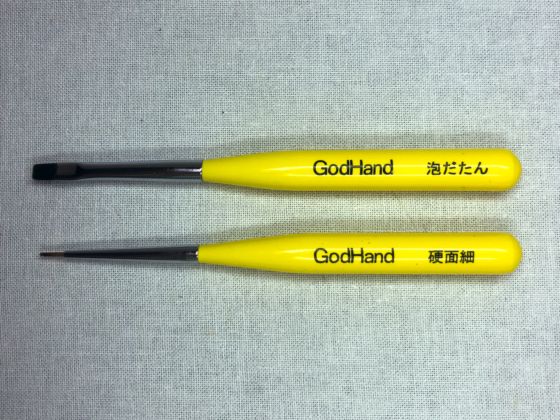 塗装の際に使用したゴッドハンドの「神ふで ショート」。柄が短いので様々な持ち方で筆を持つことができ、塗装効率が上がります。