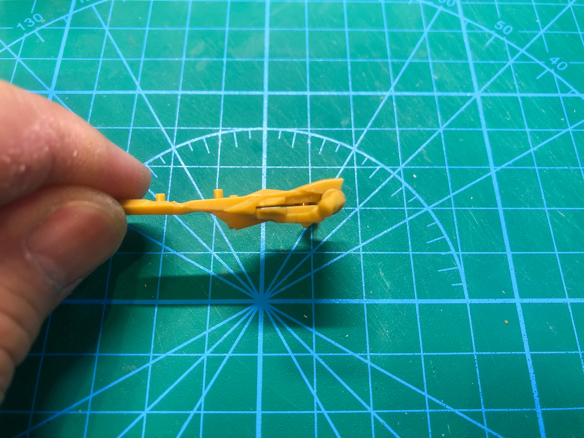 オーライザーの機首パーツ。中央に合わせ目が発生します。