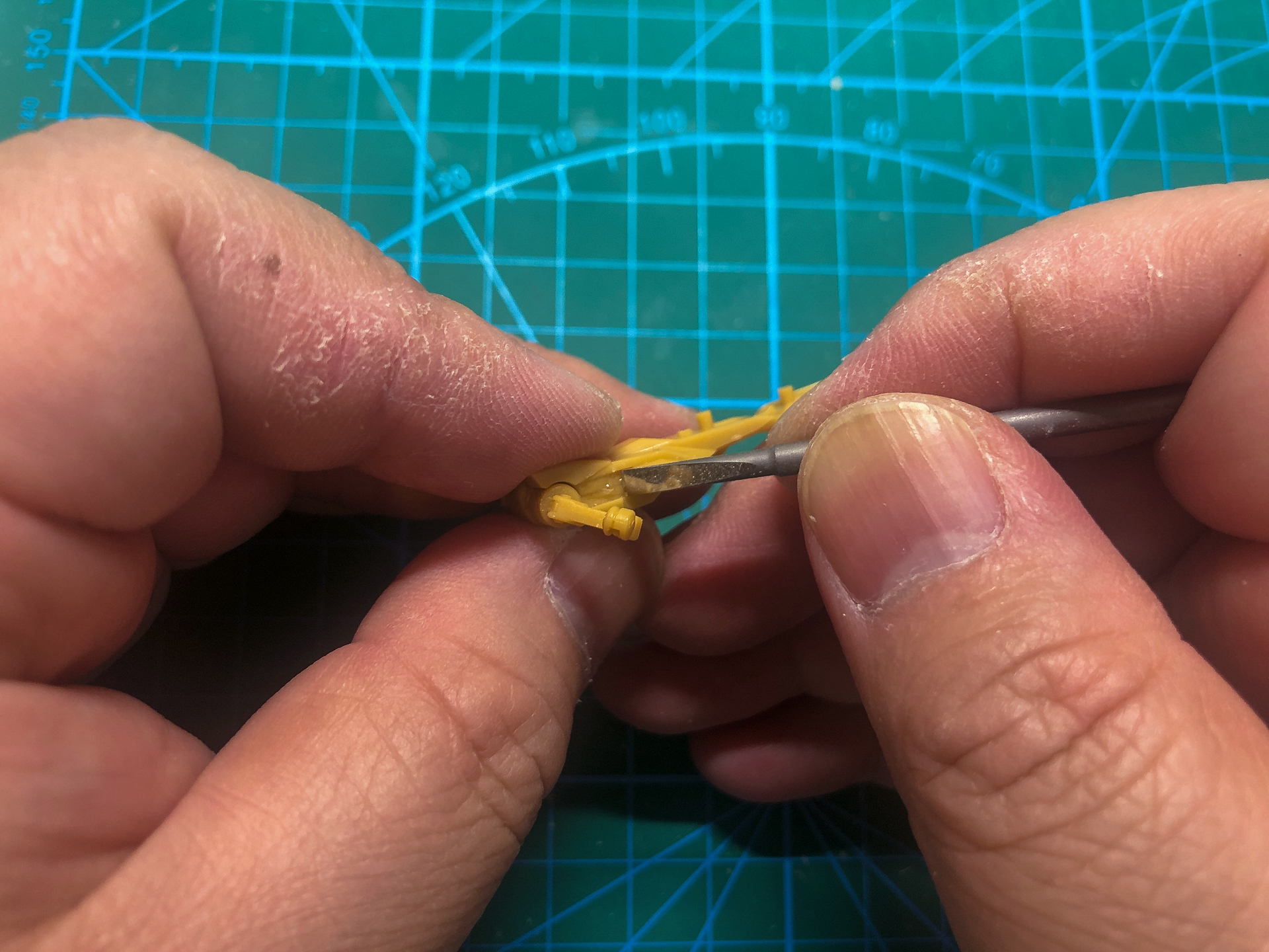 スピンブレードは様々な幅が用意されているため凹部のサイズに合わせて選択し、加工を行ないます。