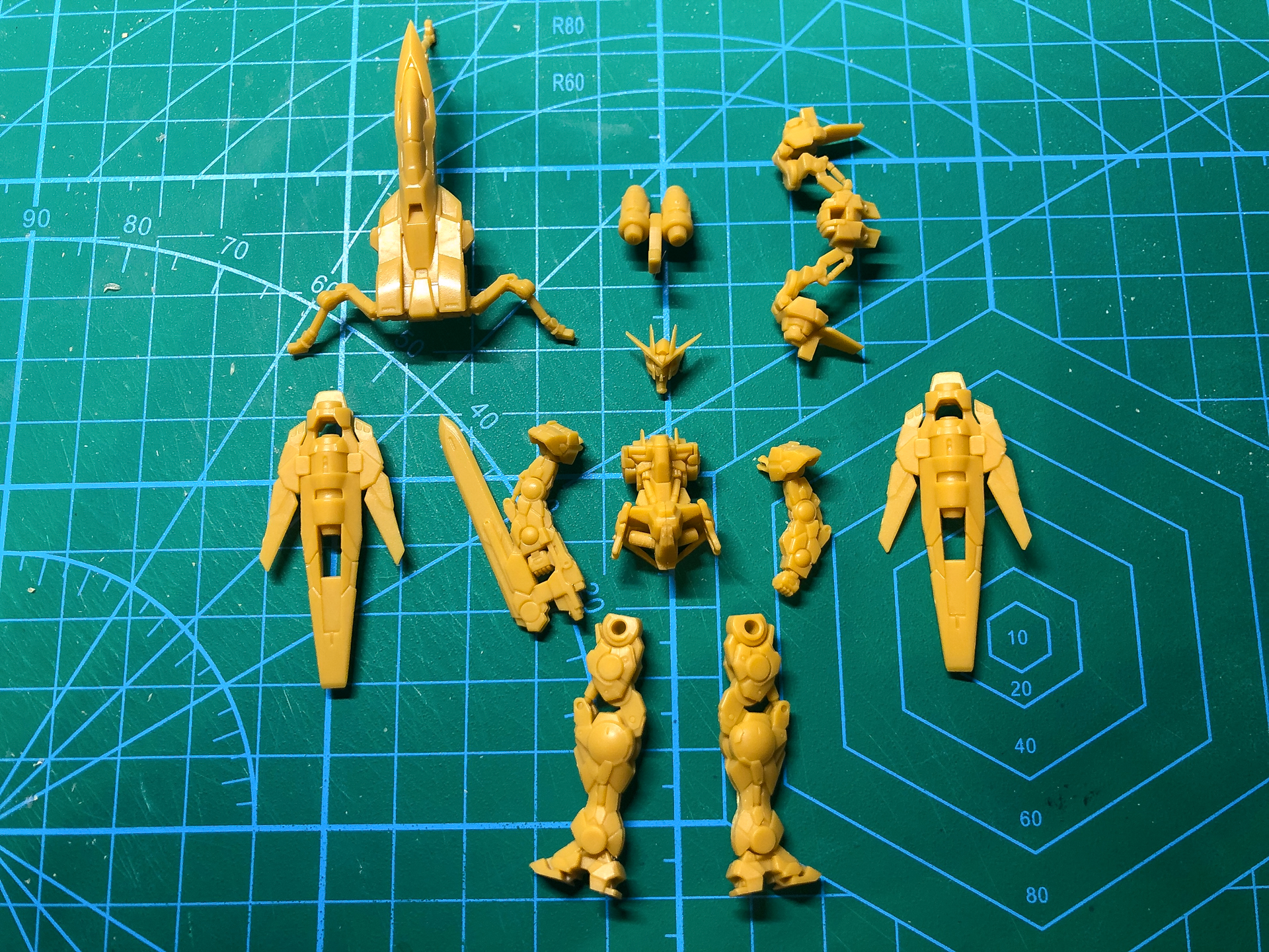 塗装前の各パーツ。私の作例では珍しくパーツのばらしは最小限としています。