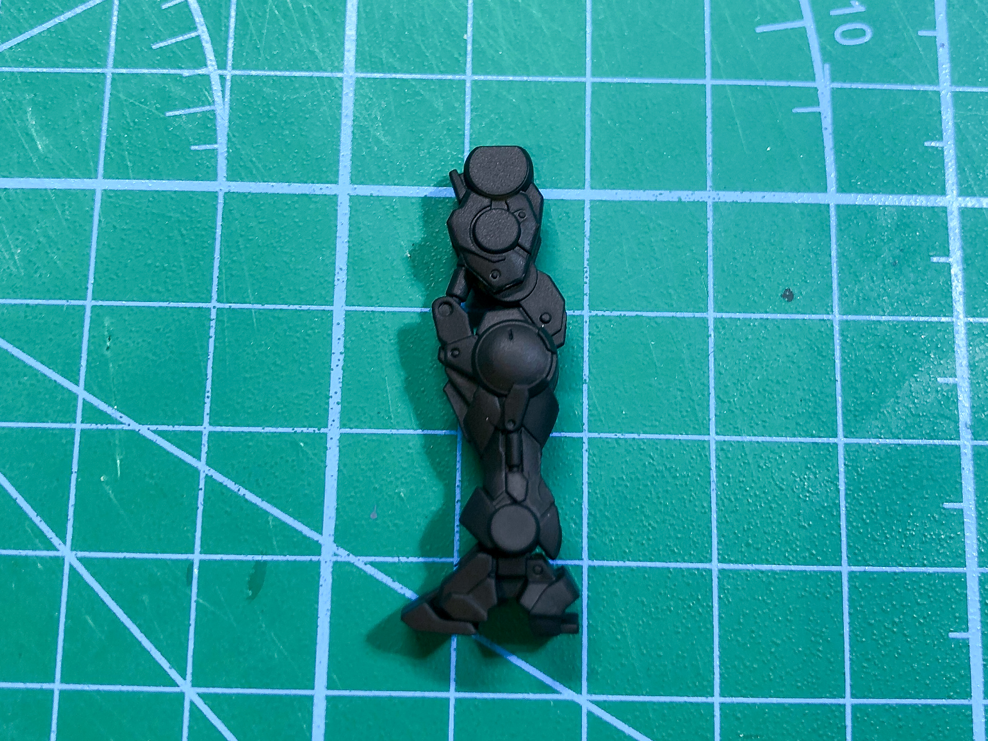 サーフェイサーを塗装した脚部パーツ。缶スプレーなので隙間なくパーツを塗装できました。