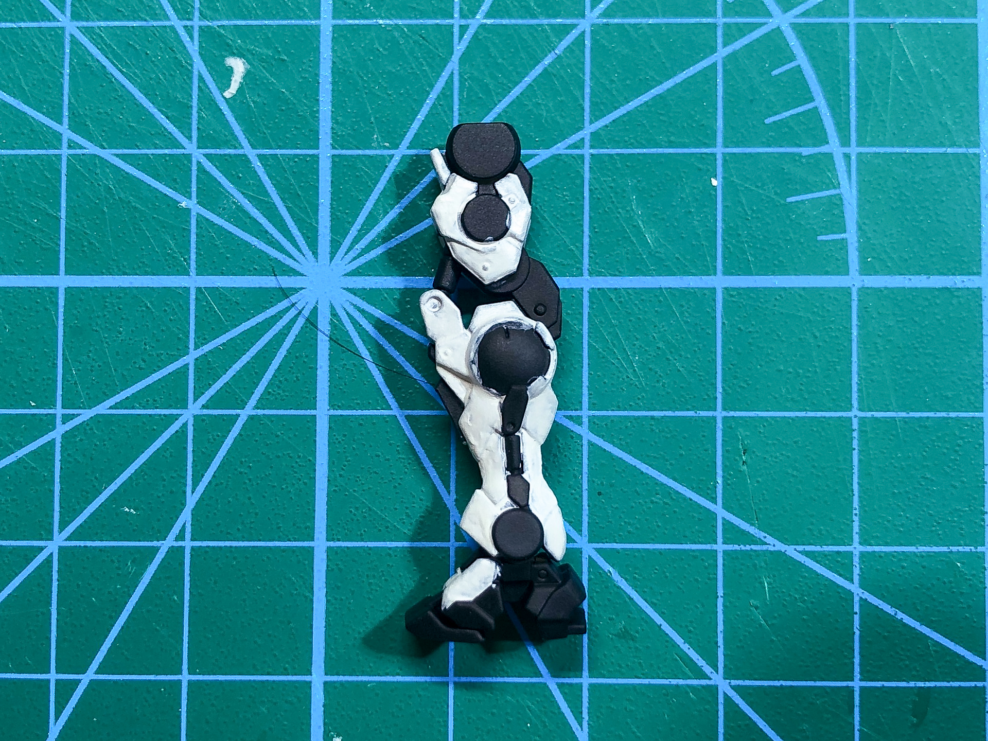 ホワイト部分を塗装した脚部パーツ。ホワイト部分には「メカカラー ホワイトグレイ」を使用して塗装しました。