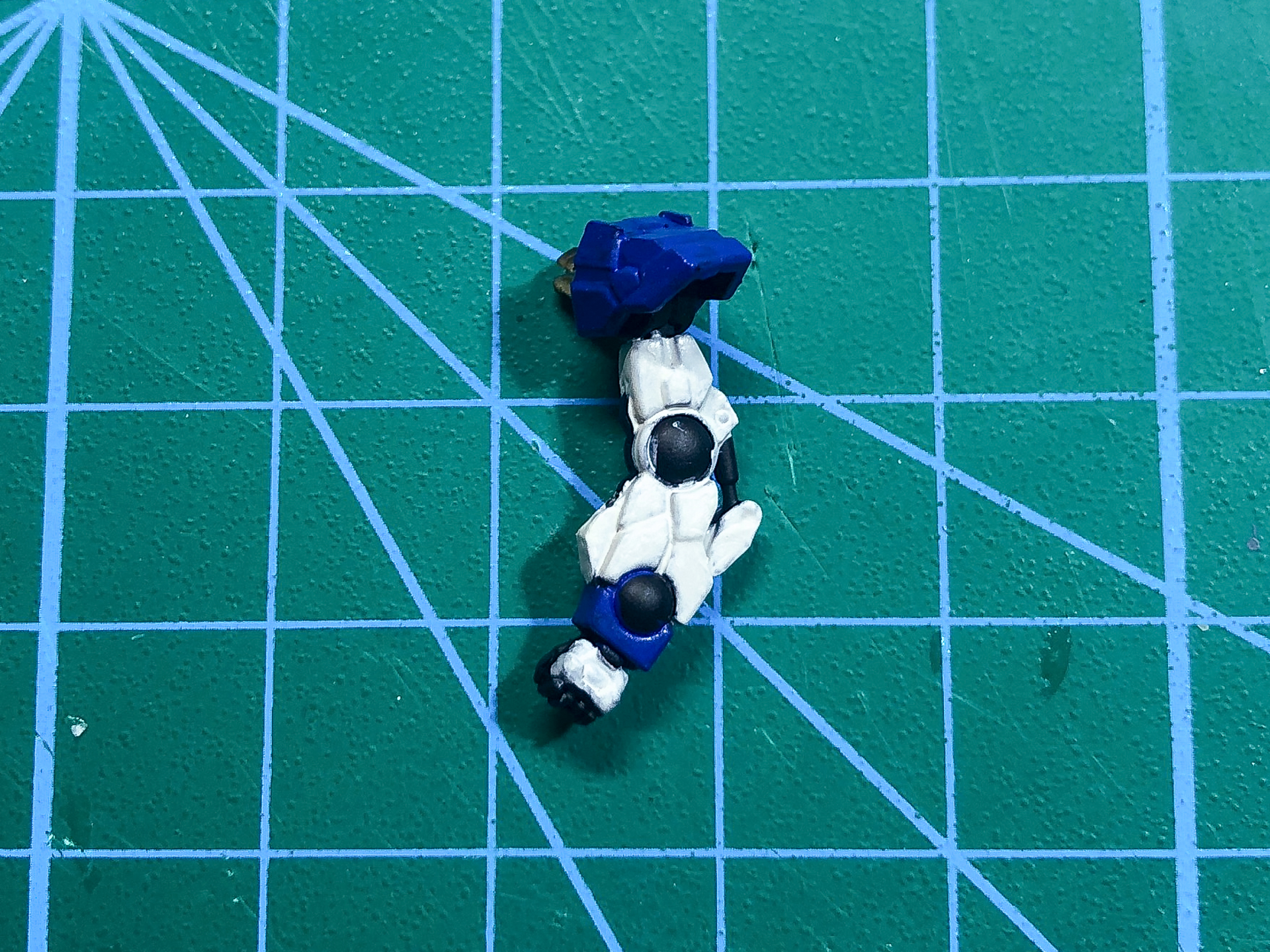 ブルー部分を塗装した腕部パーツ。ブルー部分には「メカカラー ブルー」を使用しています。