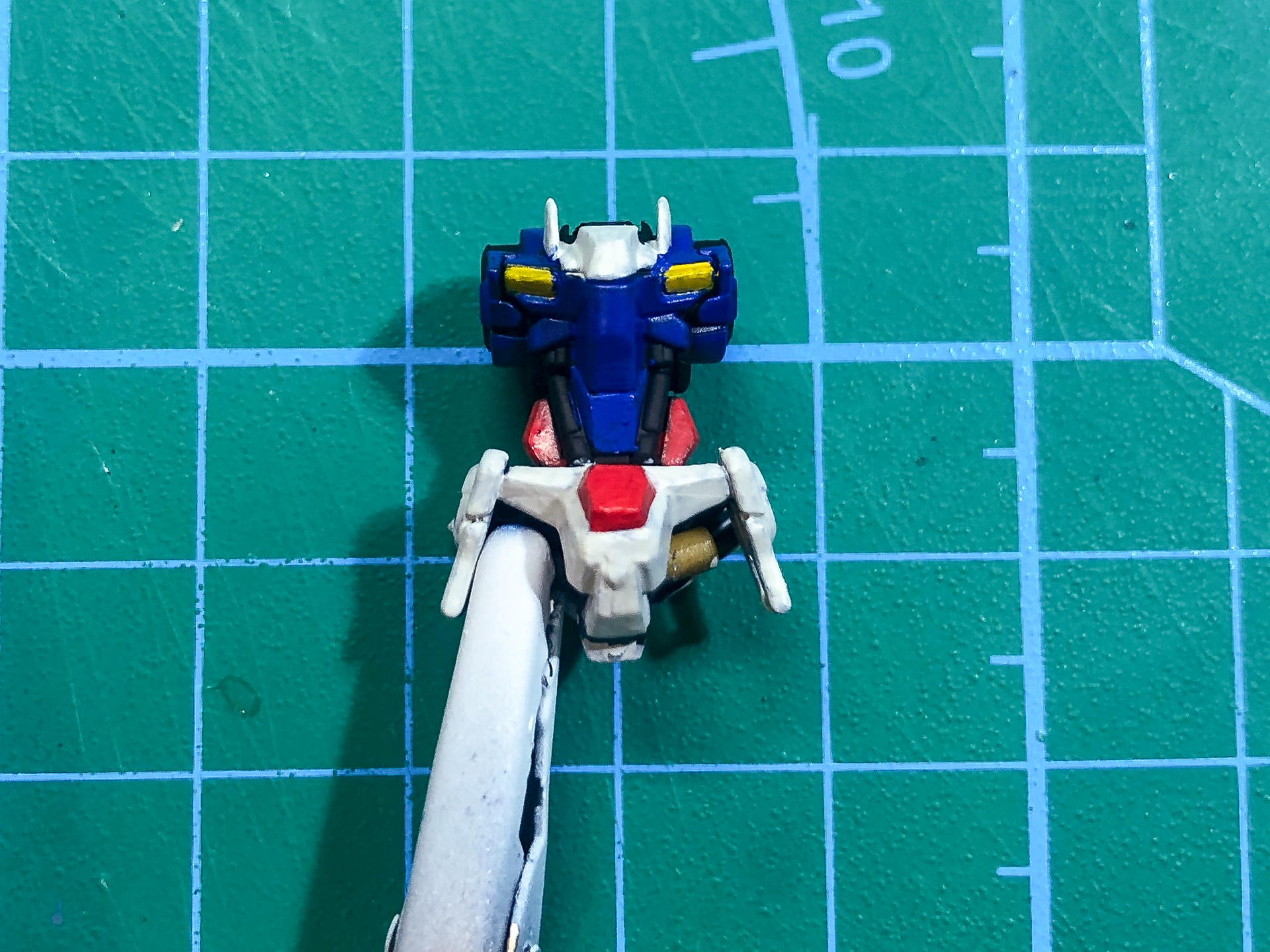 イエロー部分を塗装した胴体パーツ。イエロー部分には「メカカラー イエロー」を使用しています。